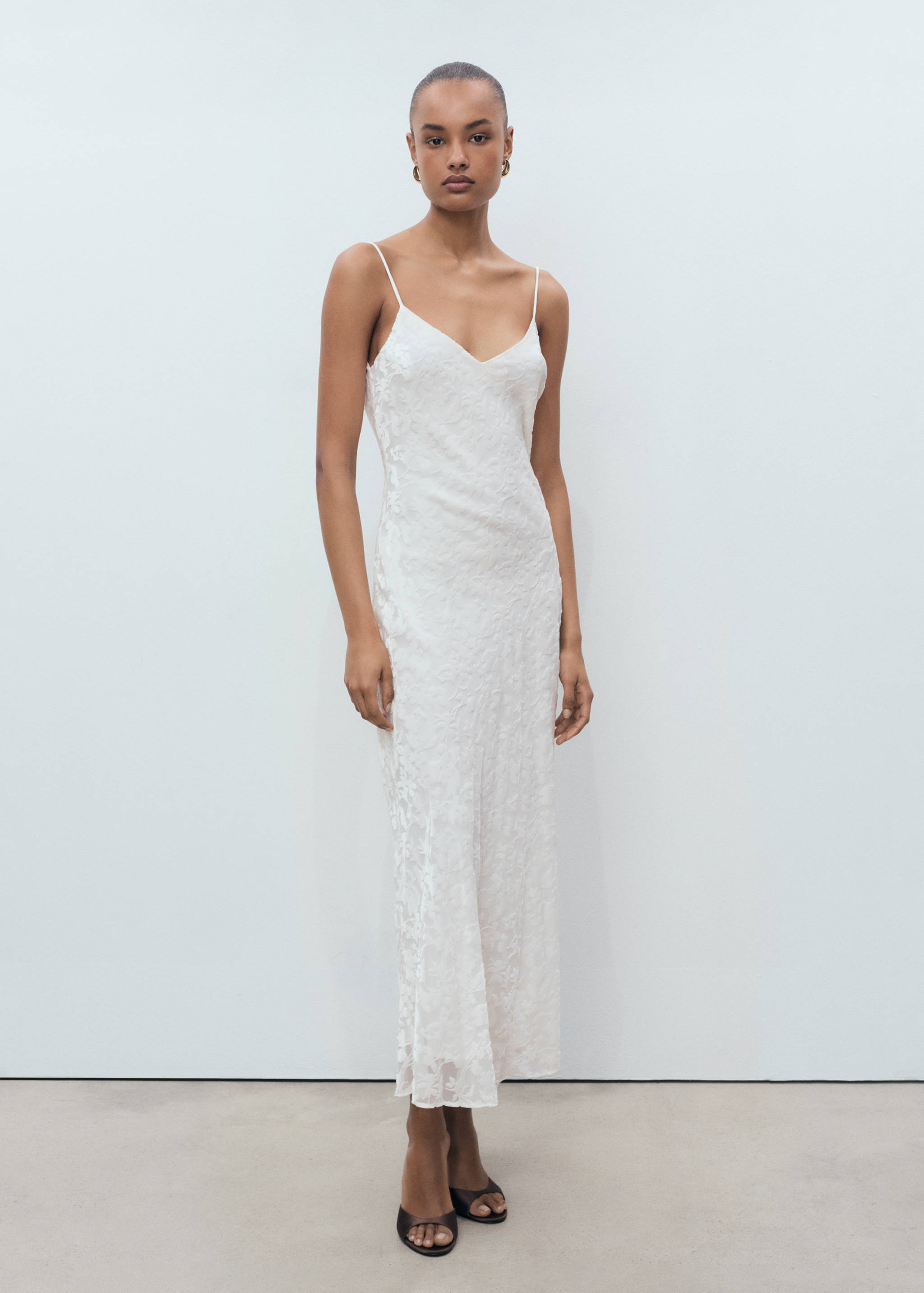 Robe dévorée à fleurs - Plan général