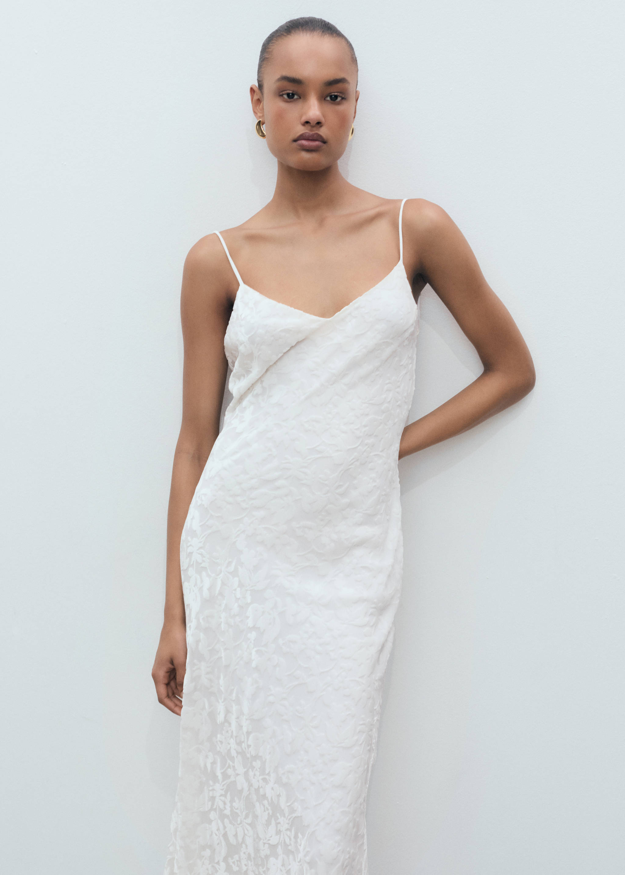 Robe dévorée à fleurs - Plan moyen