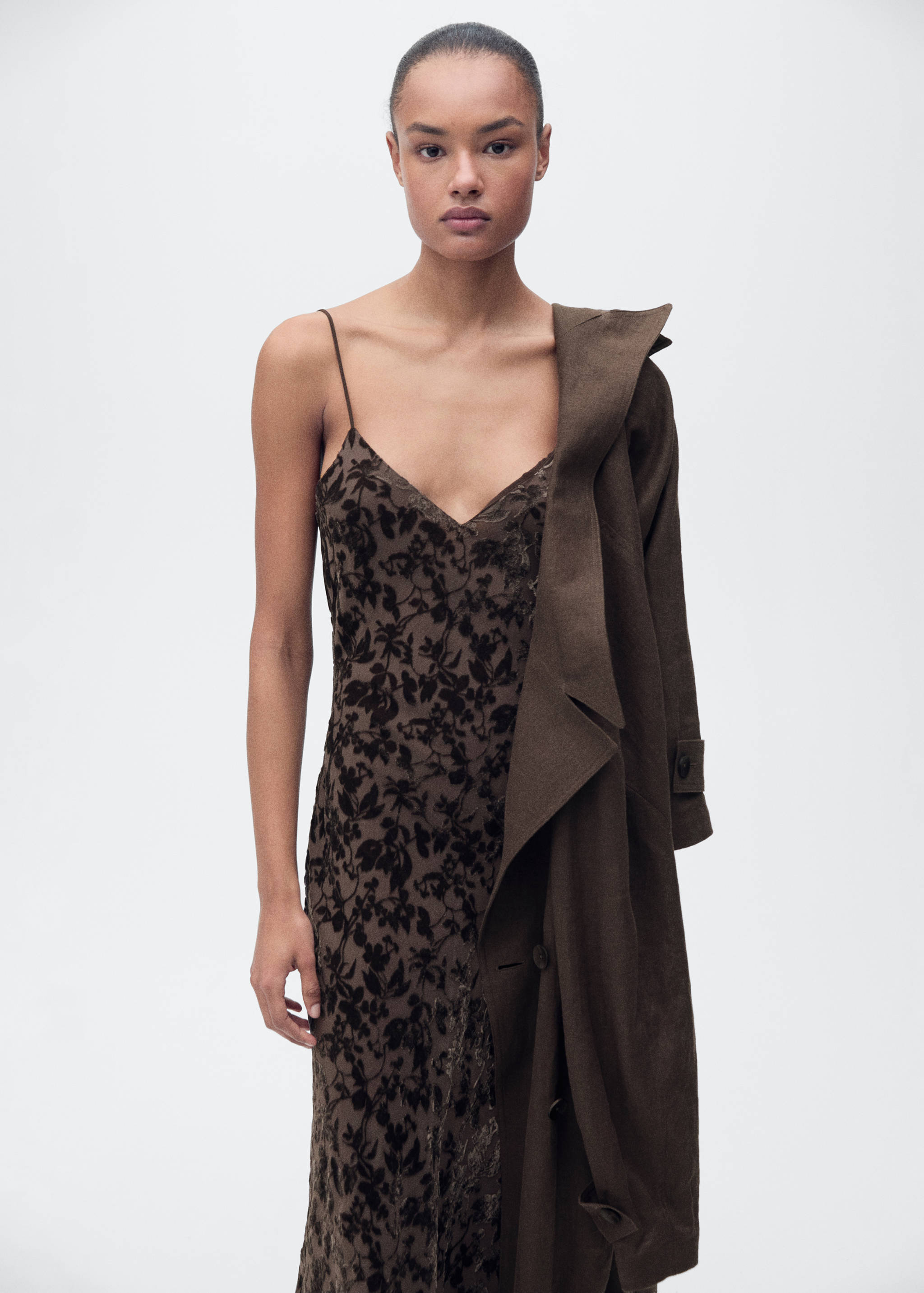 Robe dévorée à fleurs - Plan moyen