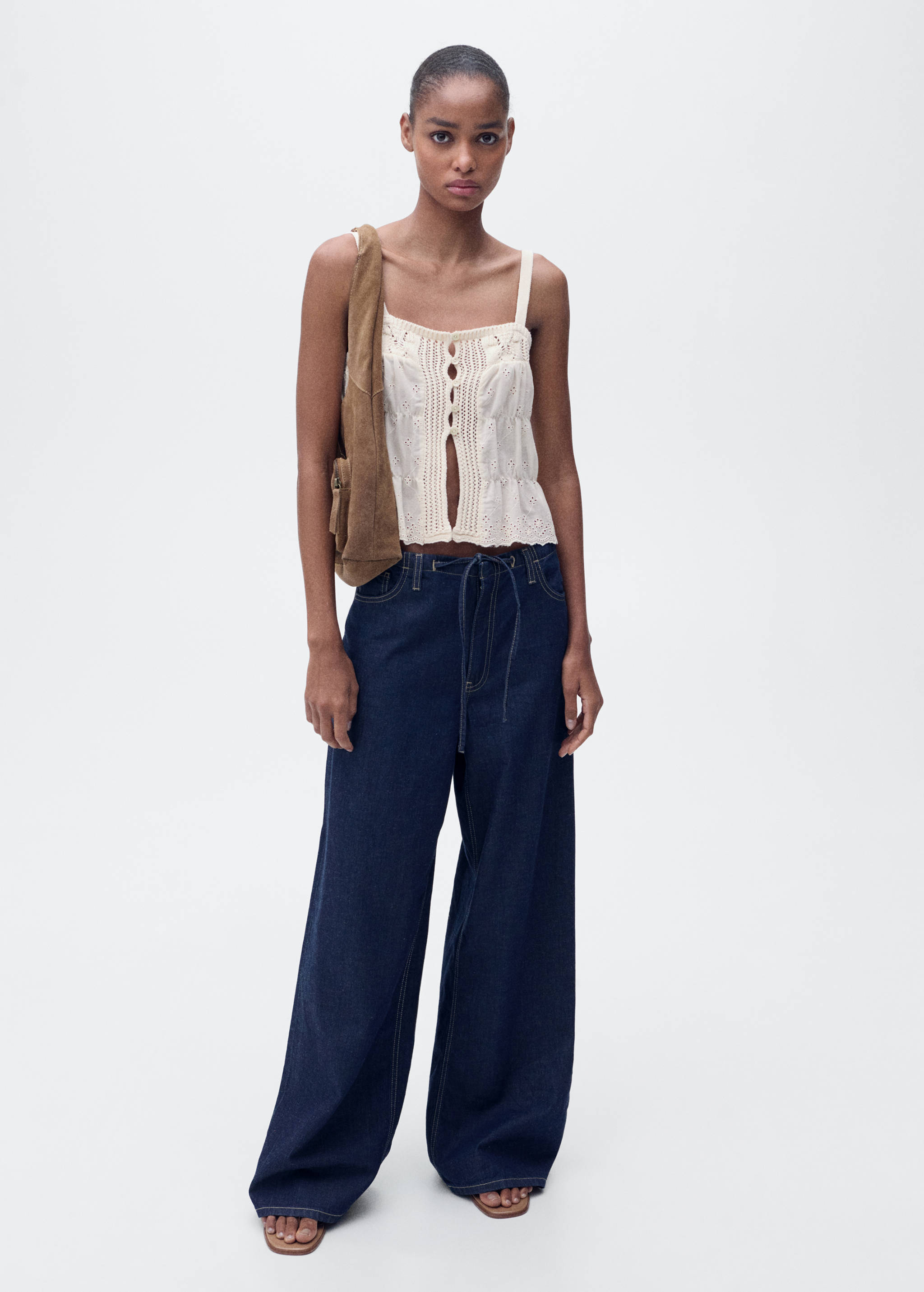 Top combinado detalles calados - Plano general