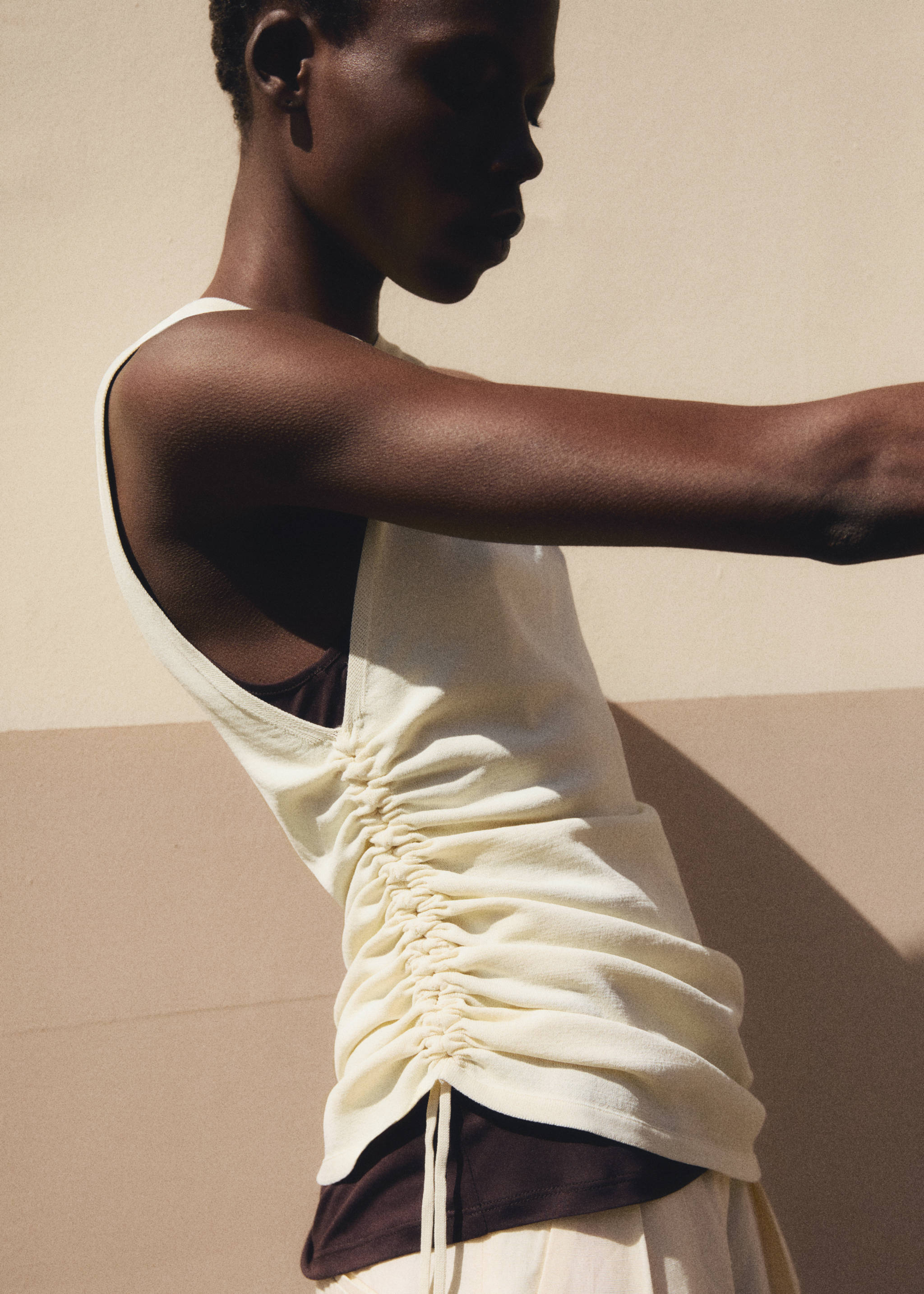 Side gathered knitted top - Details of the article 3, Ecru. Ref: 87007196-00.