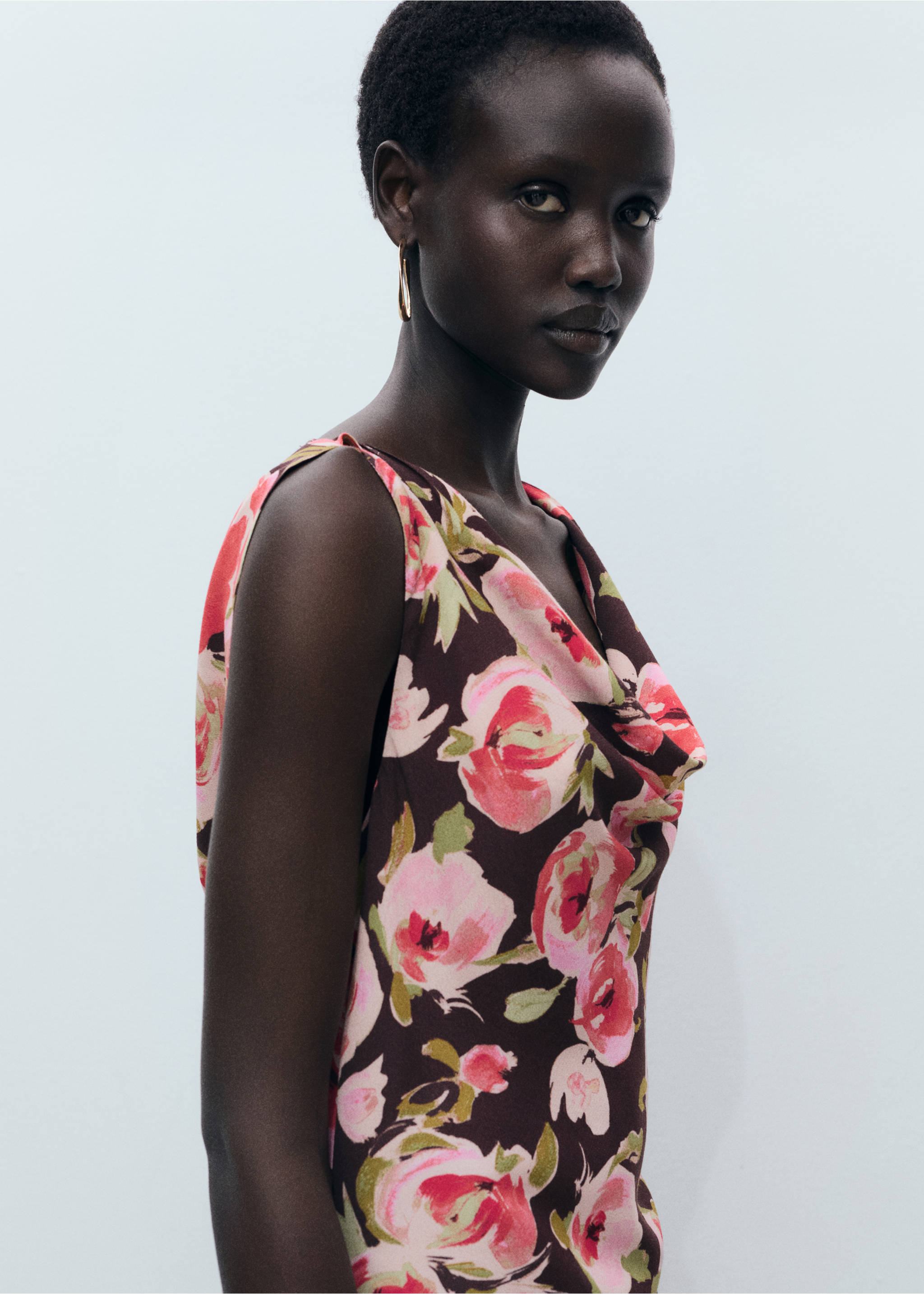 Robe fleurie col bénitier - Plan moyen, Marron. Ref: 87007200-00.