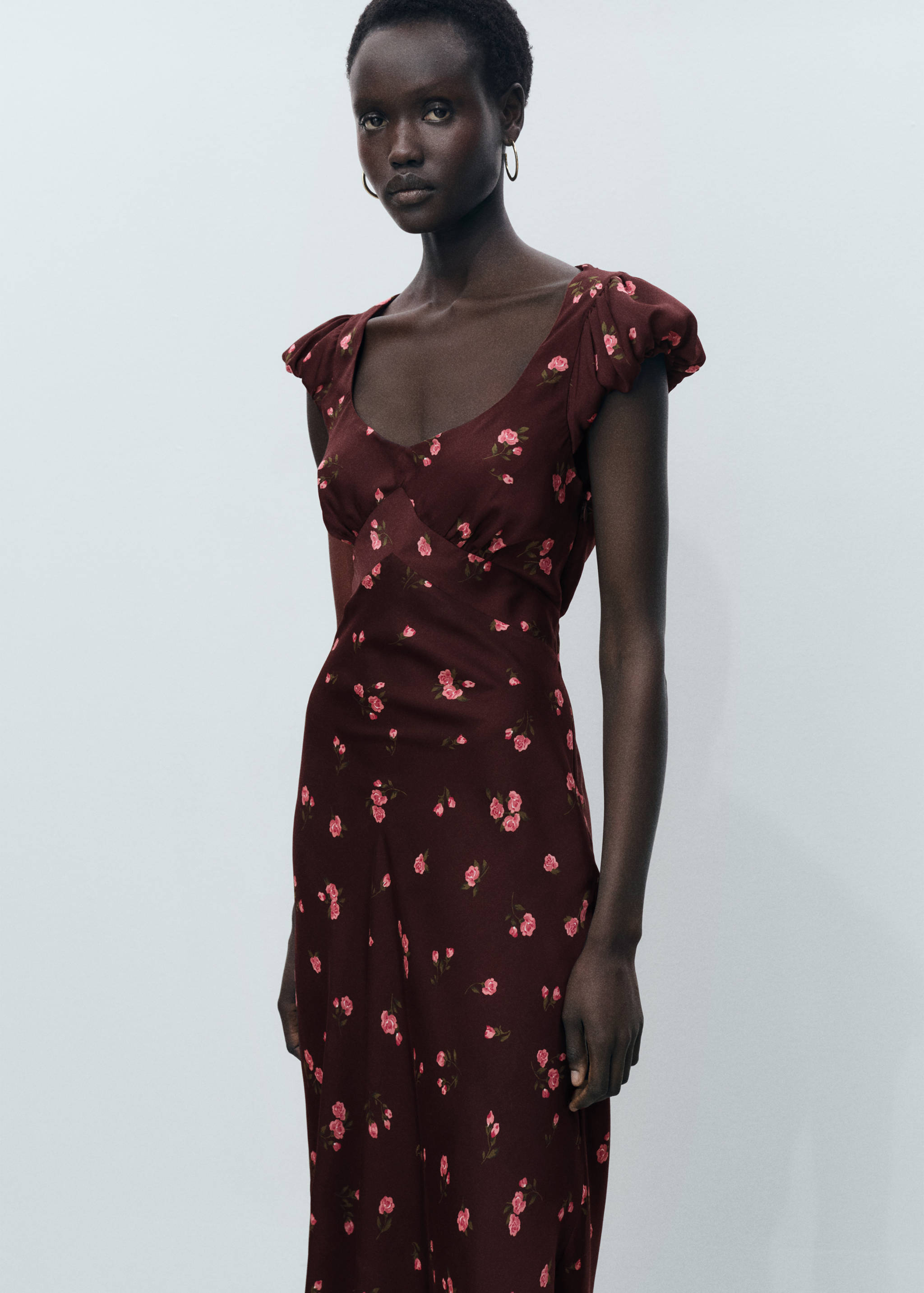 Robe mi-longue à fleurs manches courtes - Plan moyen