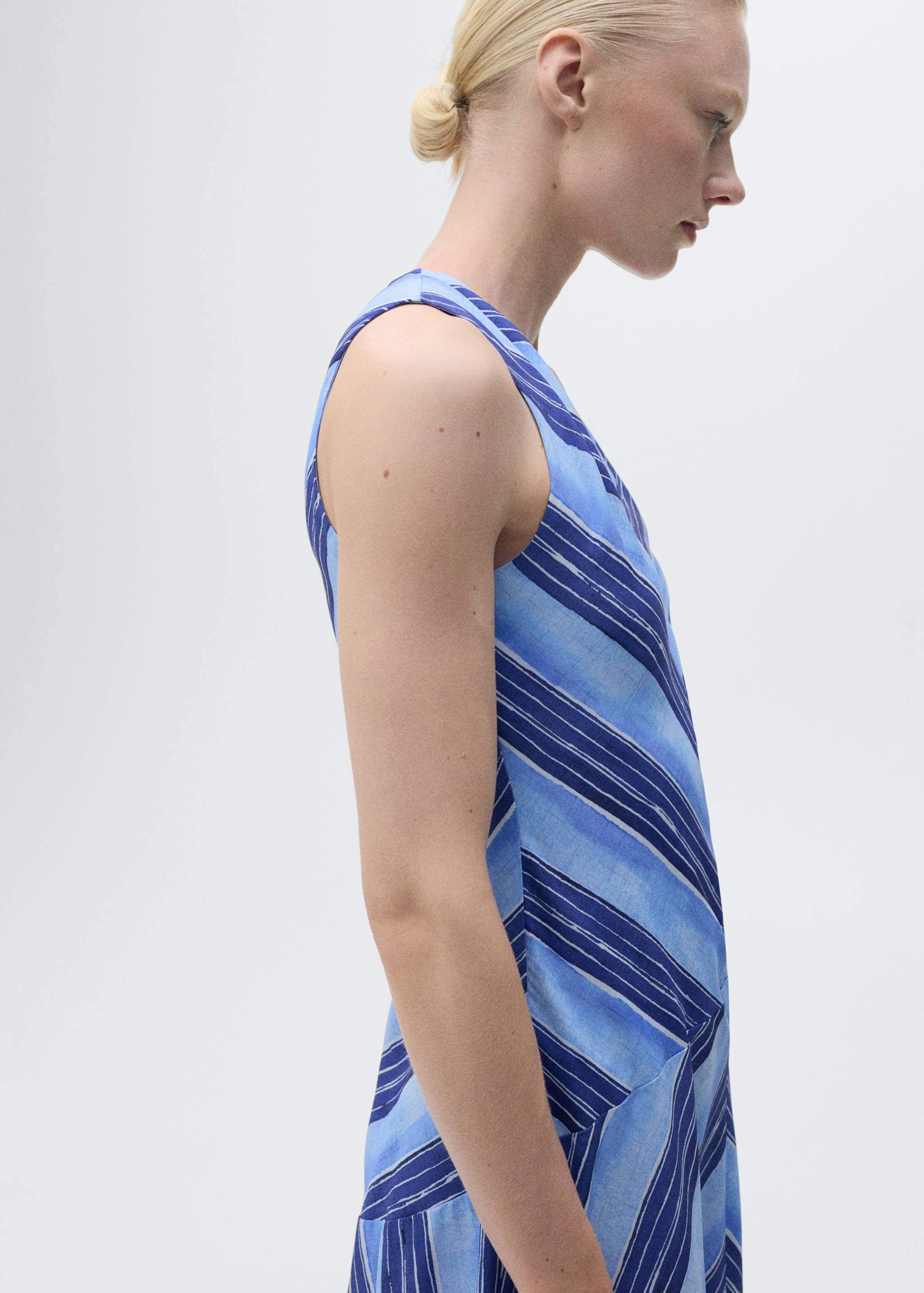 Vestido às riscas evasê - Plano médio