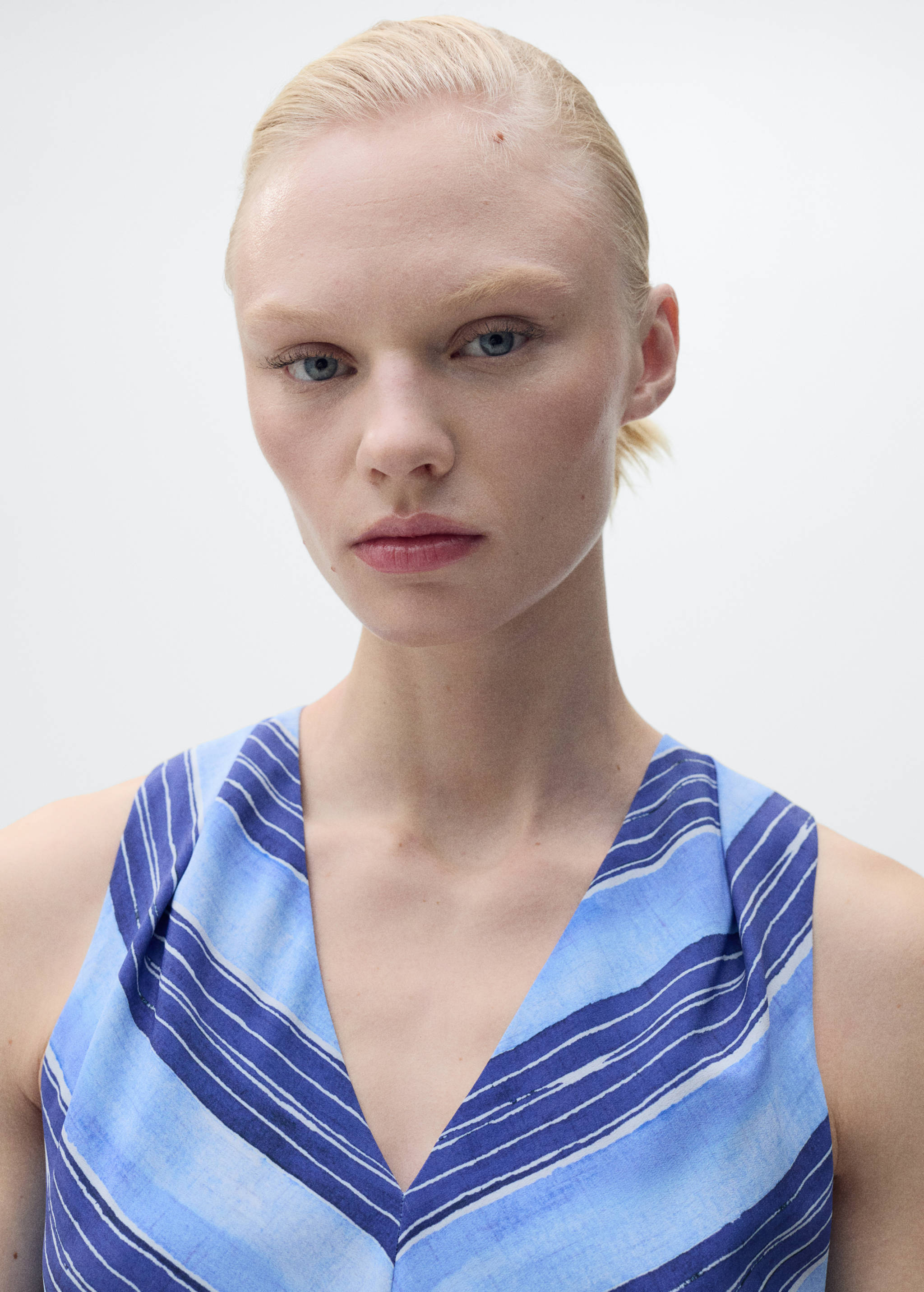 Vestido às riscas evasê - Pormenor do artigo 6