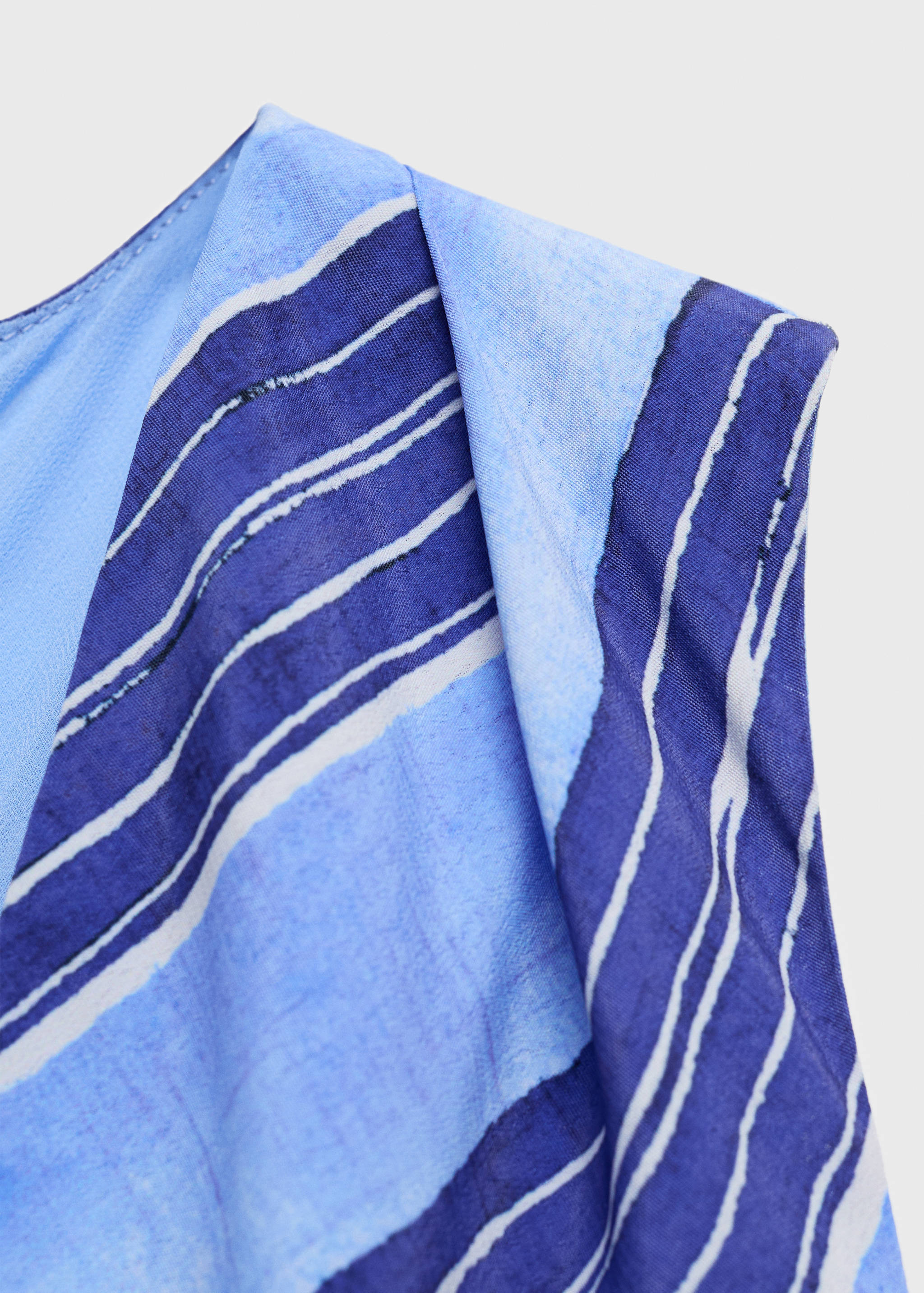 Vestido às riscas evasê - Pormenor do artigo 8