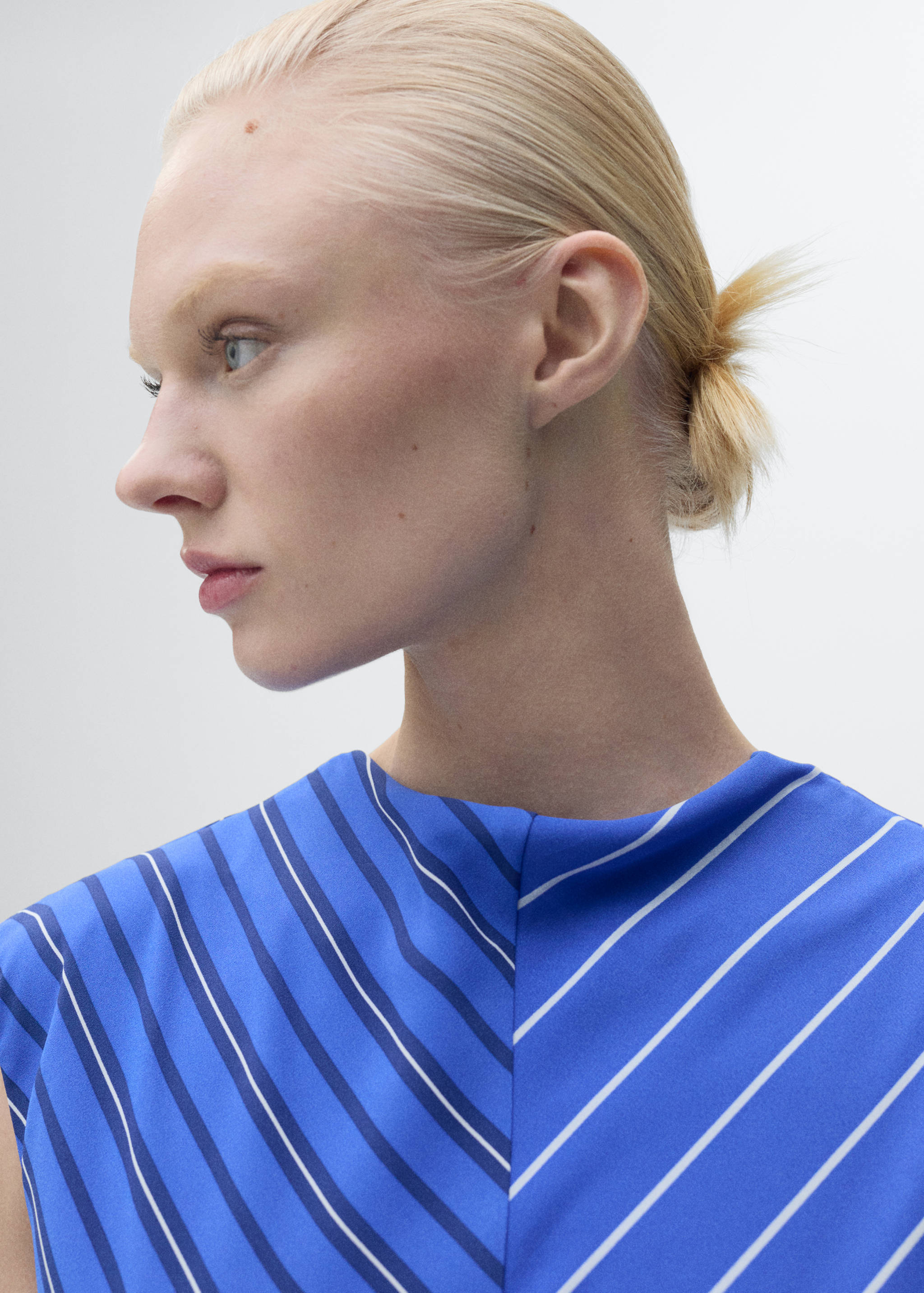 Vestido evasê de riscas combinadas - Pormenor do artigo 1