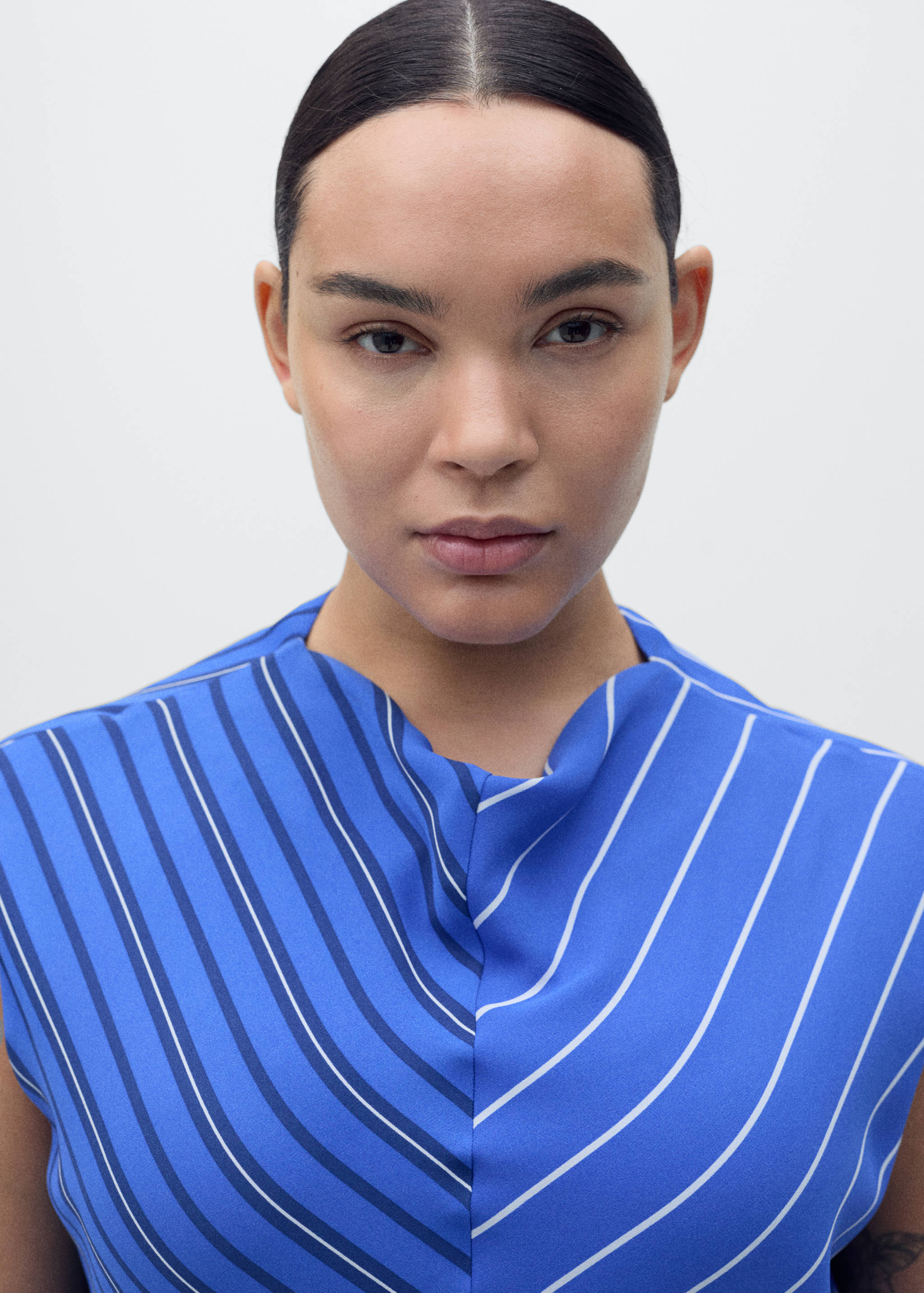 Vestido evasê de riscas combinadas - Pormenor do artigo 4