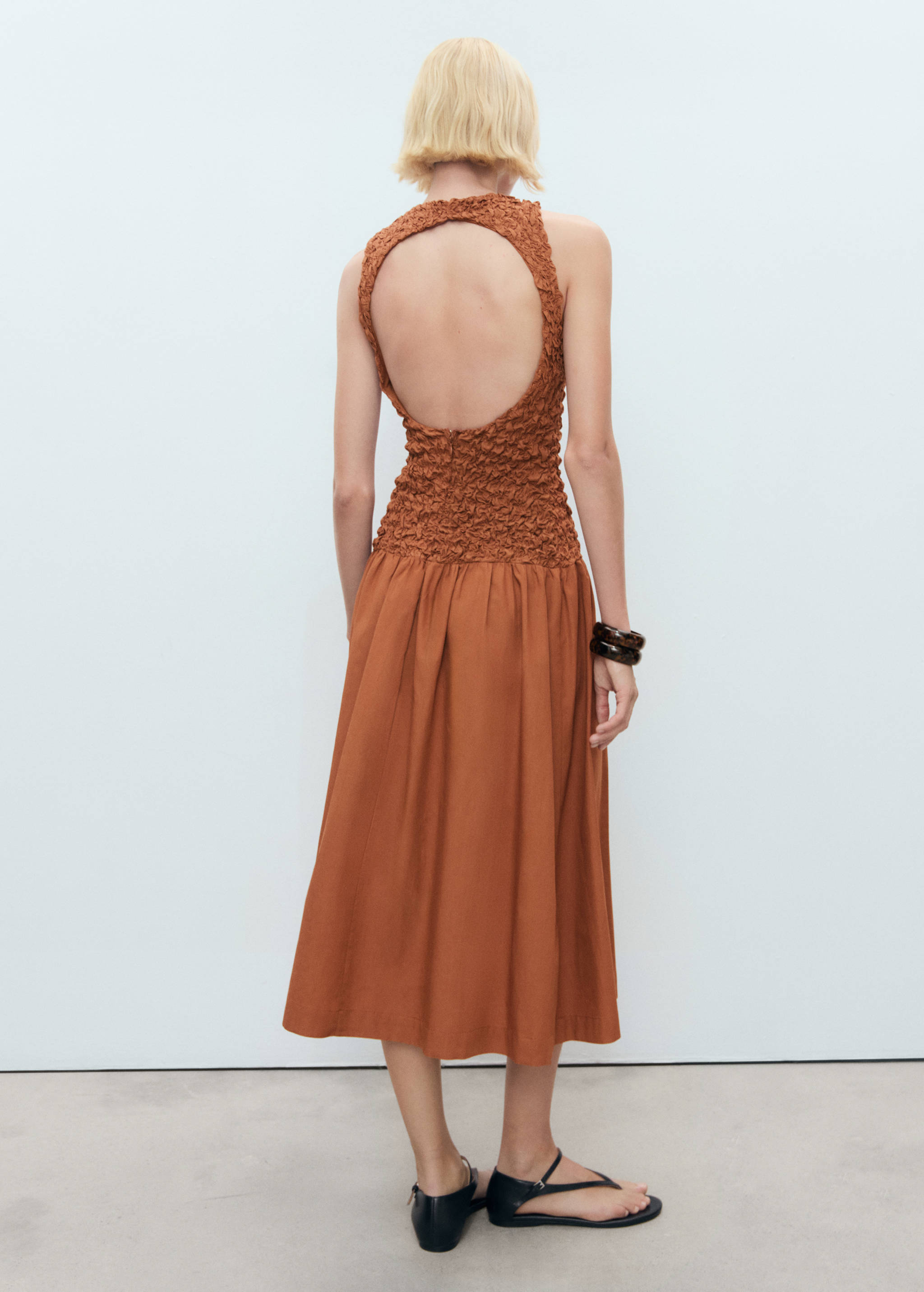 Combined open-back textured dress - Reverse of the article