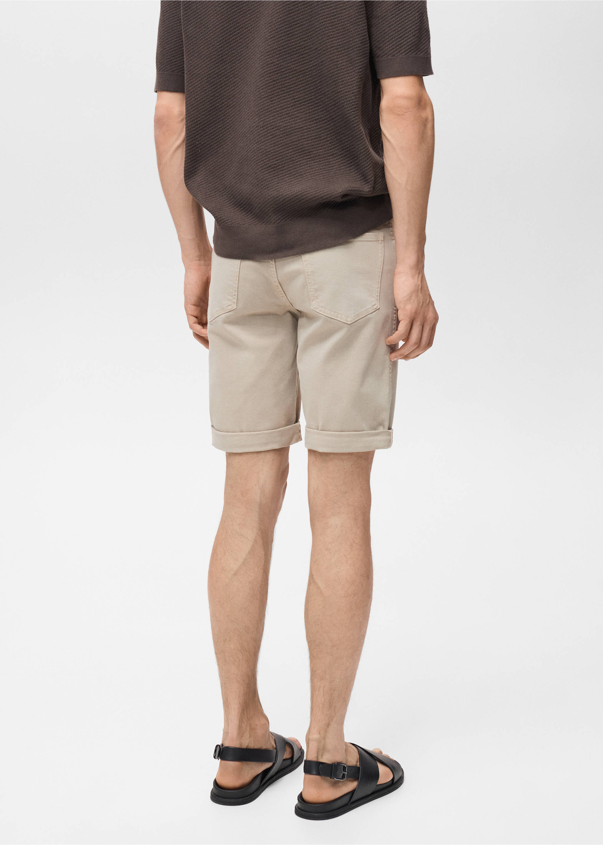 Beige bermuda shorts with rolled cuffs and back pockets, back view., Sand. Ref: 87007893-00.