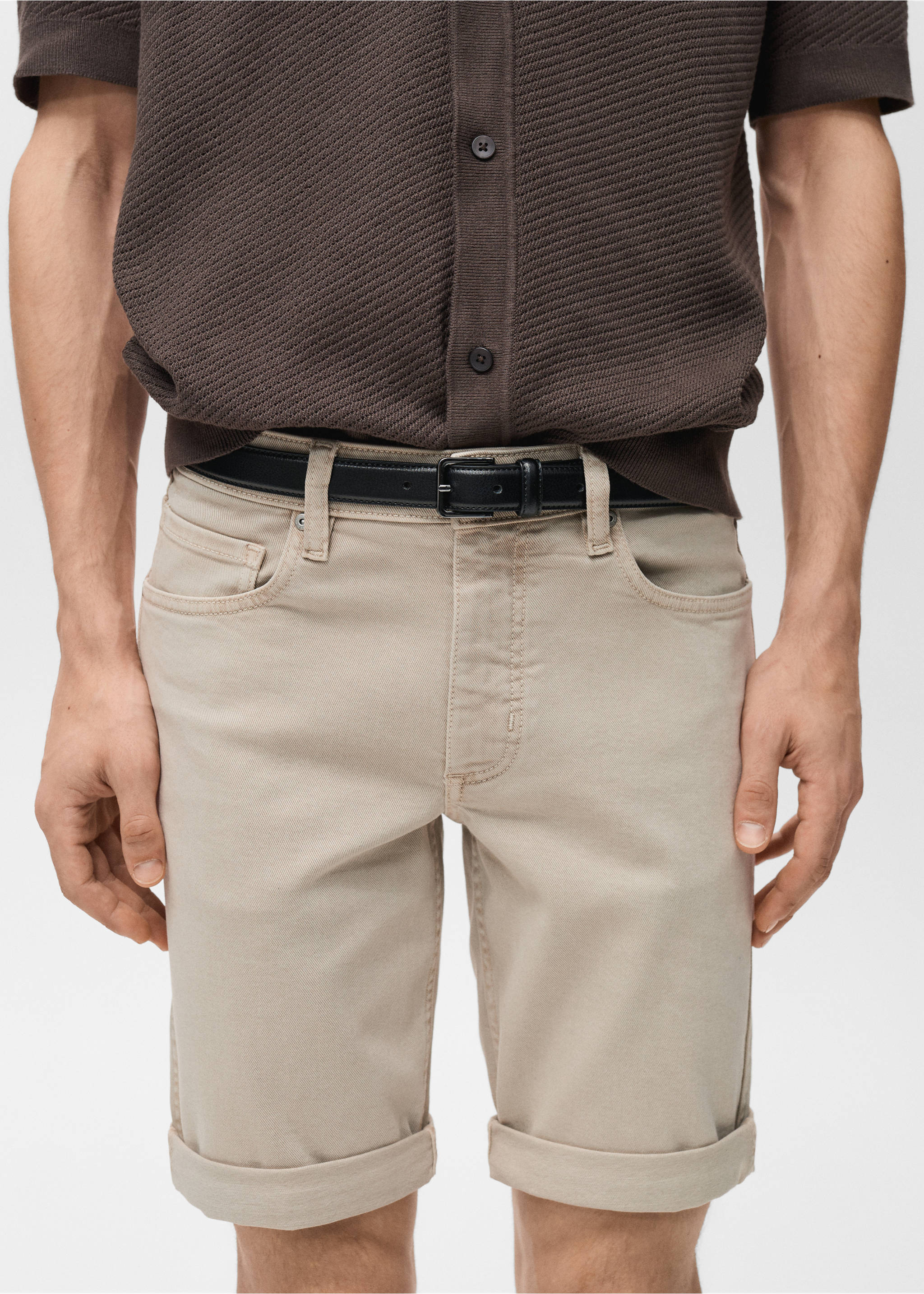 Beige bermuda shorts with cuffed hems and a black belt., Sand. Ref: 87007893-00.