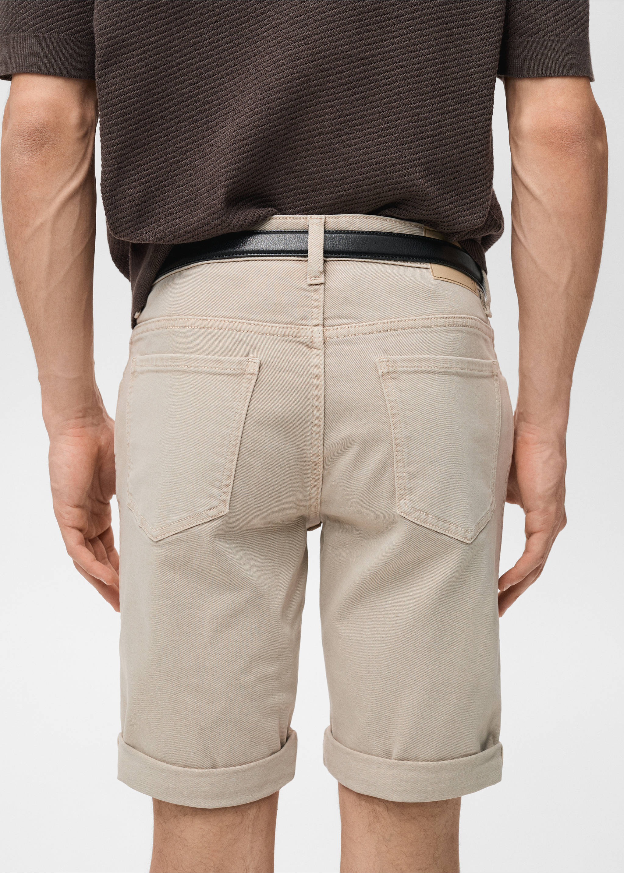 Beige bermuda shorts with turn-up hems and rear pockets, back view., Sand. Ref: 87007893-00.
