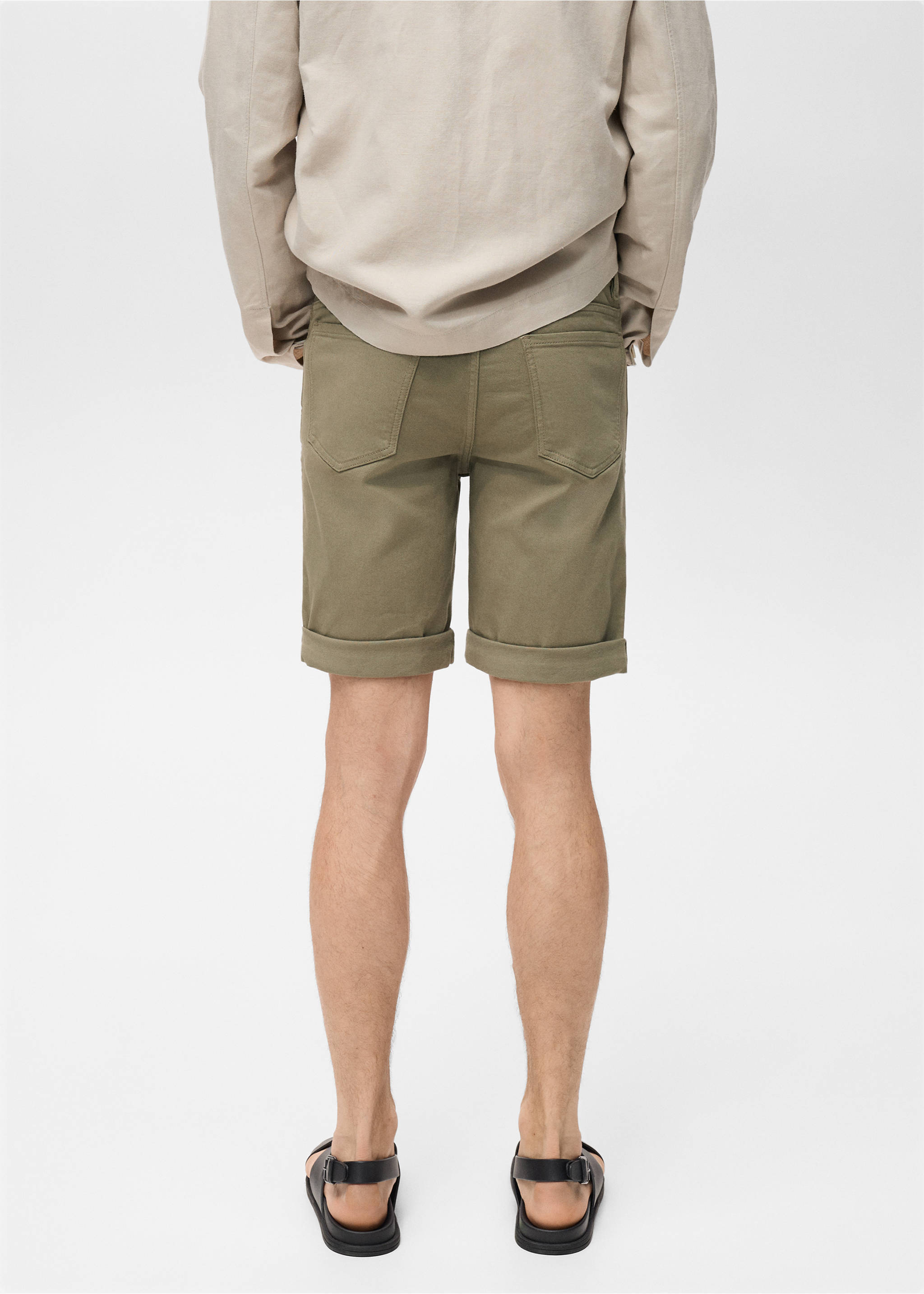Khaki green bermuda shorts with rolled cuffs, seen from the back., Khaki. Ref: 87007893-00.