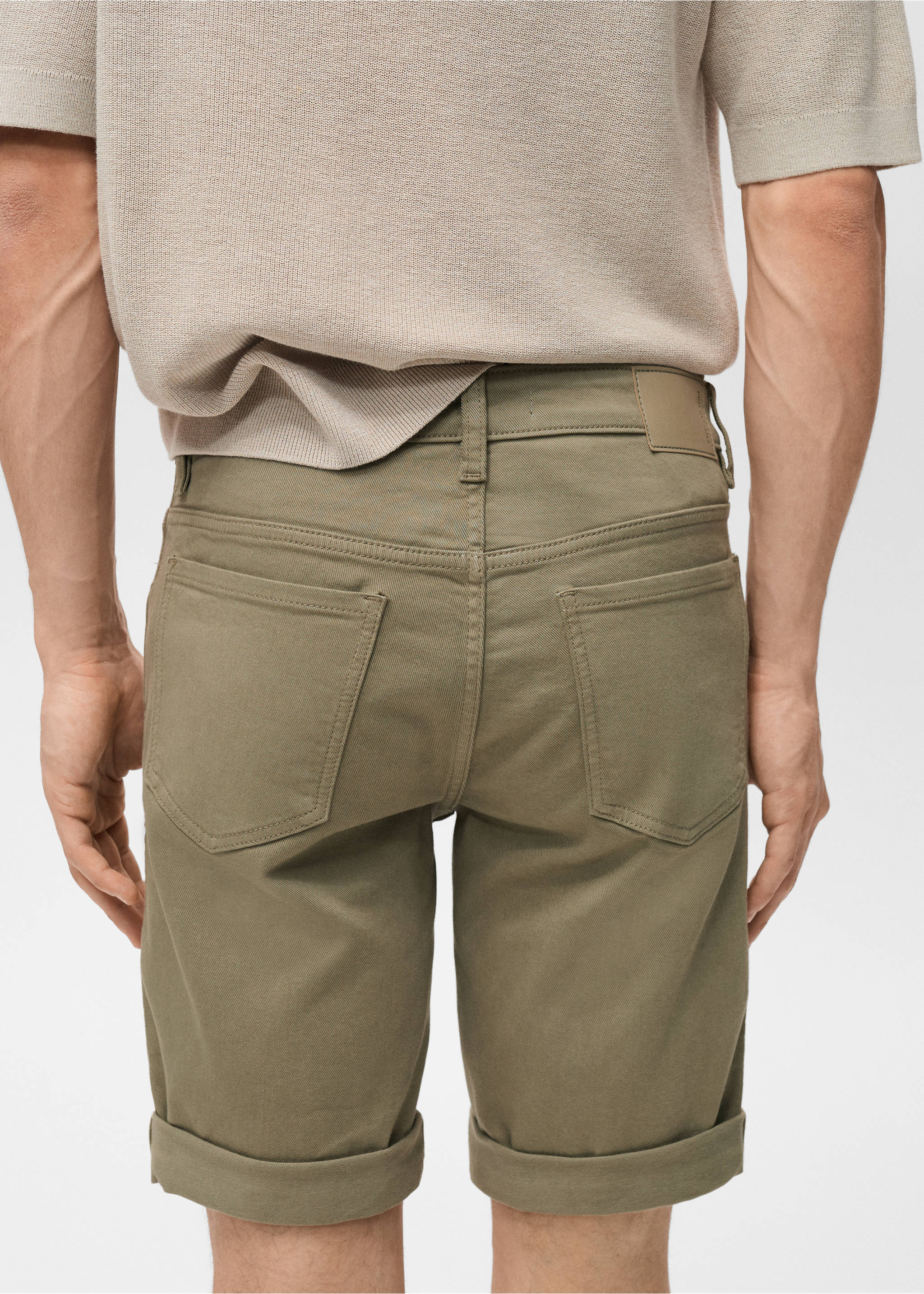 Khaki green bermuda shorts with rolled cuffs, seen from the back, Khaki. Ref: 87007893-00.