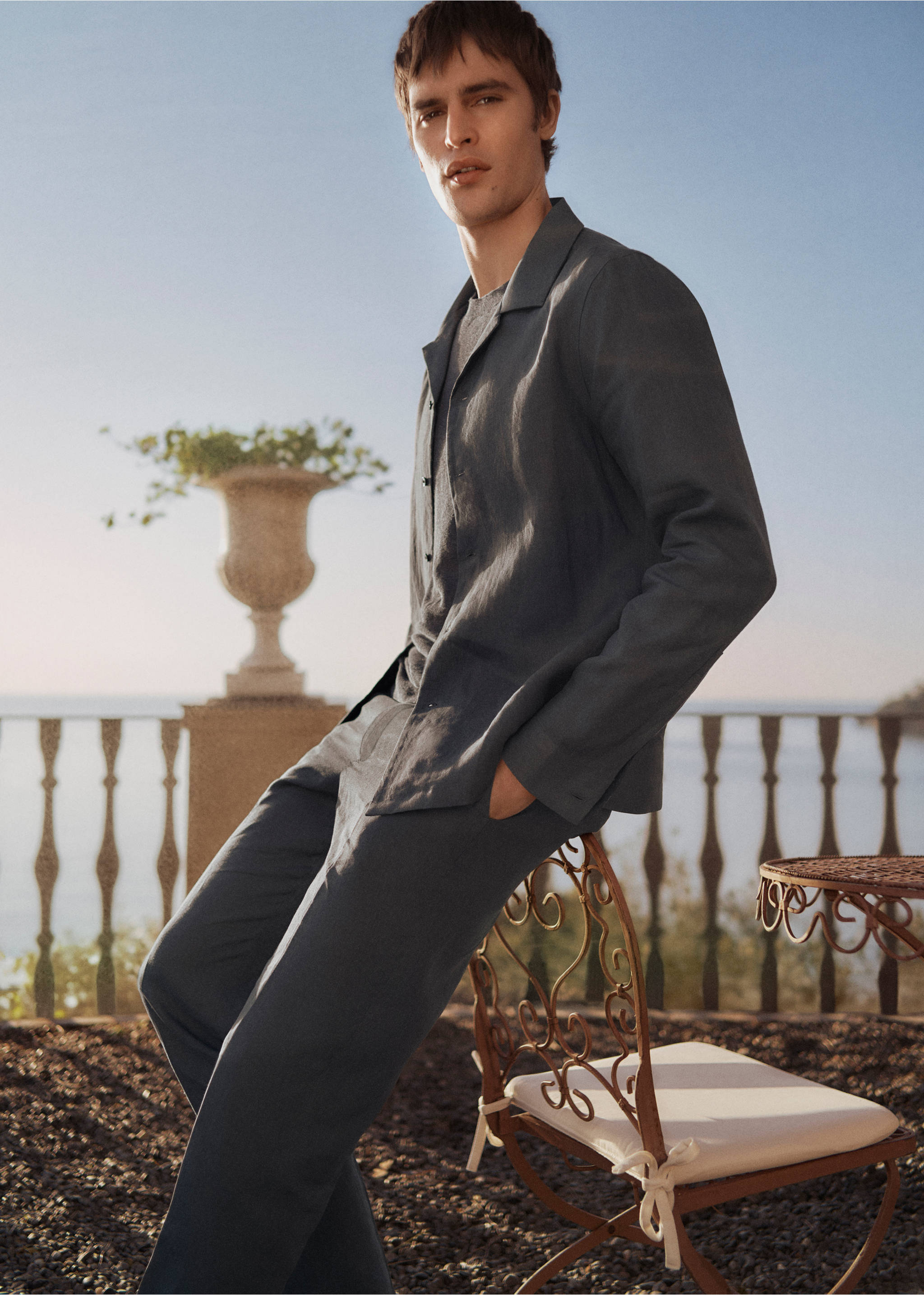 100% linen bowling-collar shirt - Details of the article 3, Petrol Blue. Ref: 87007909-00.