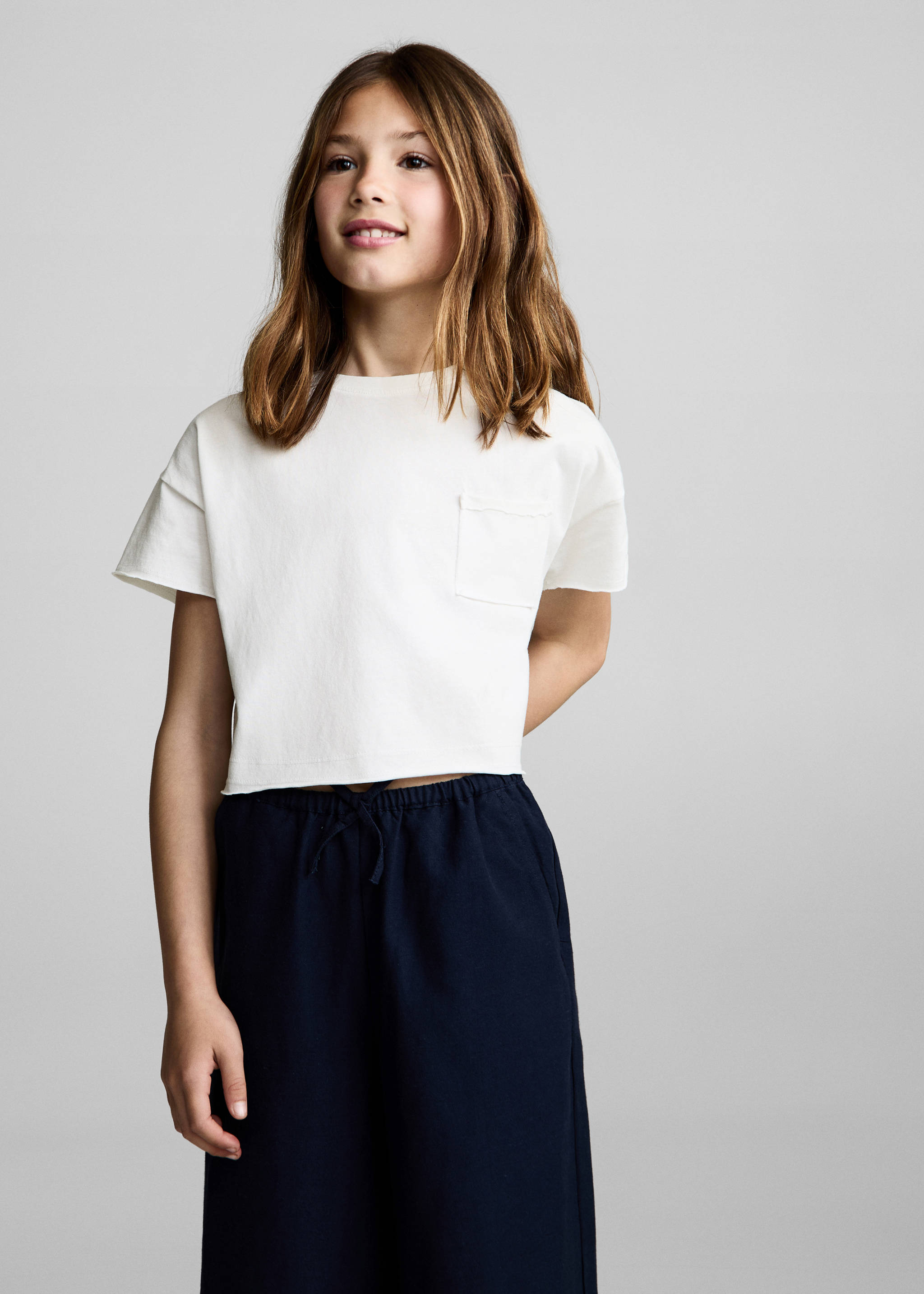 Camiseta crop bolsillo - Plano medio