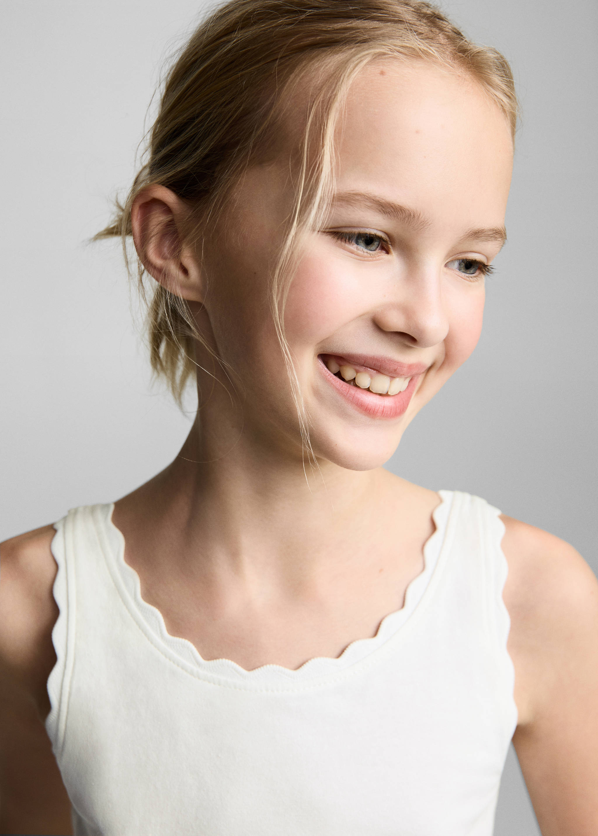 Tank top with embroidered detail - Details of the article 1