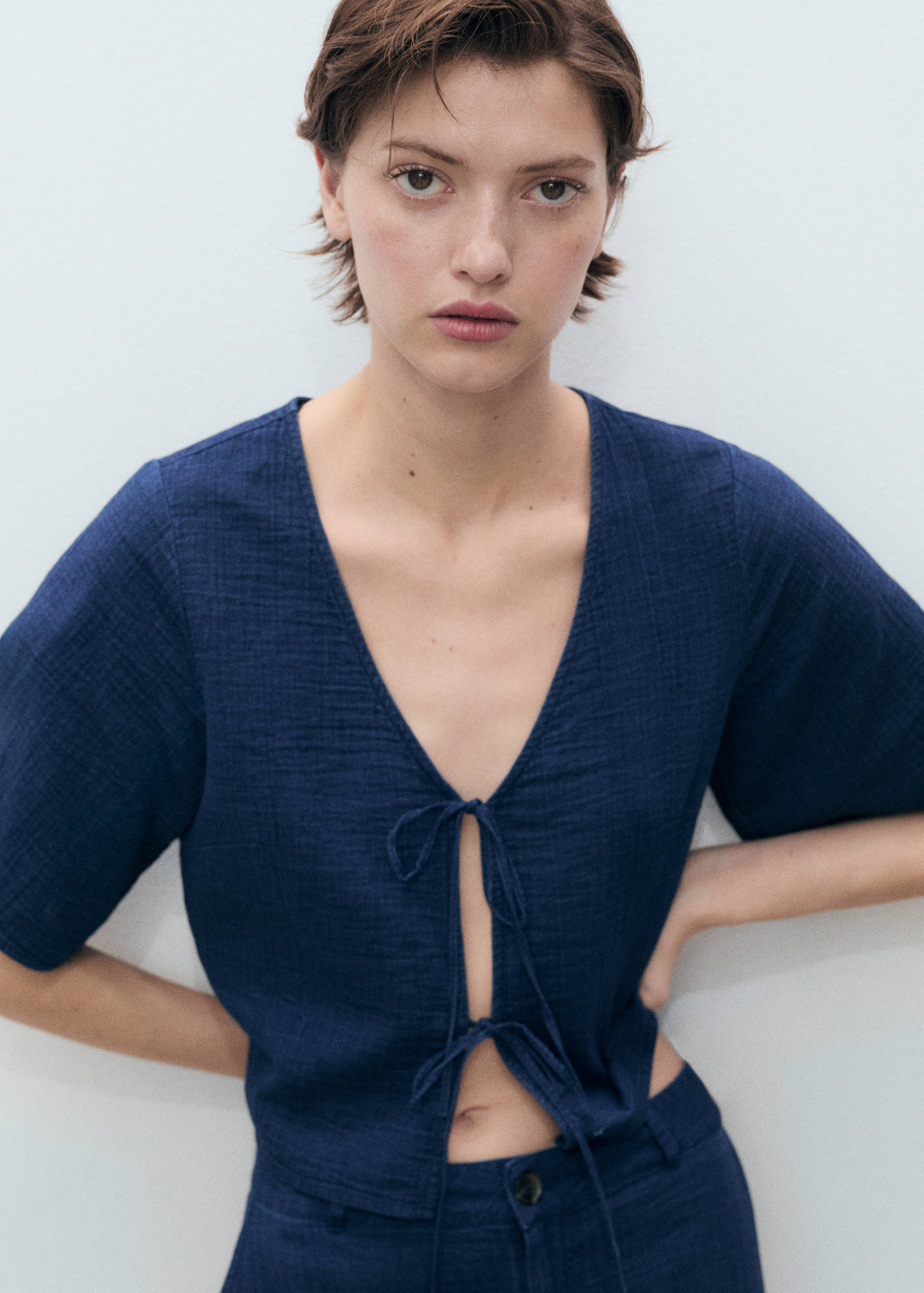 Mango Bağ detaylı dökümlü denim bluz görsel 8
