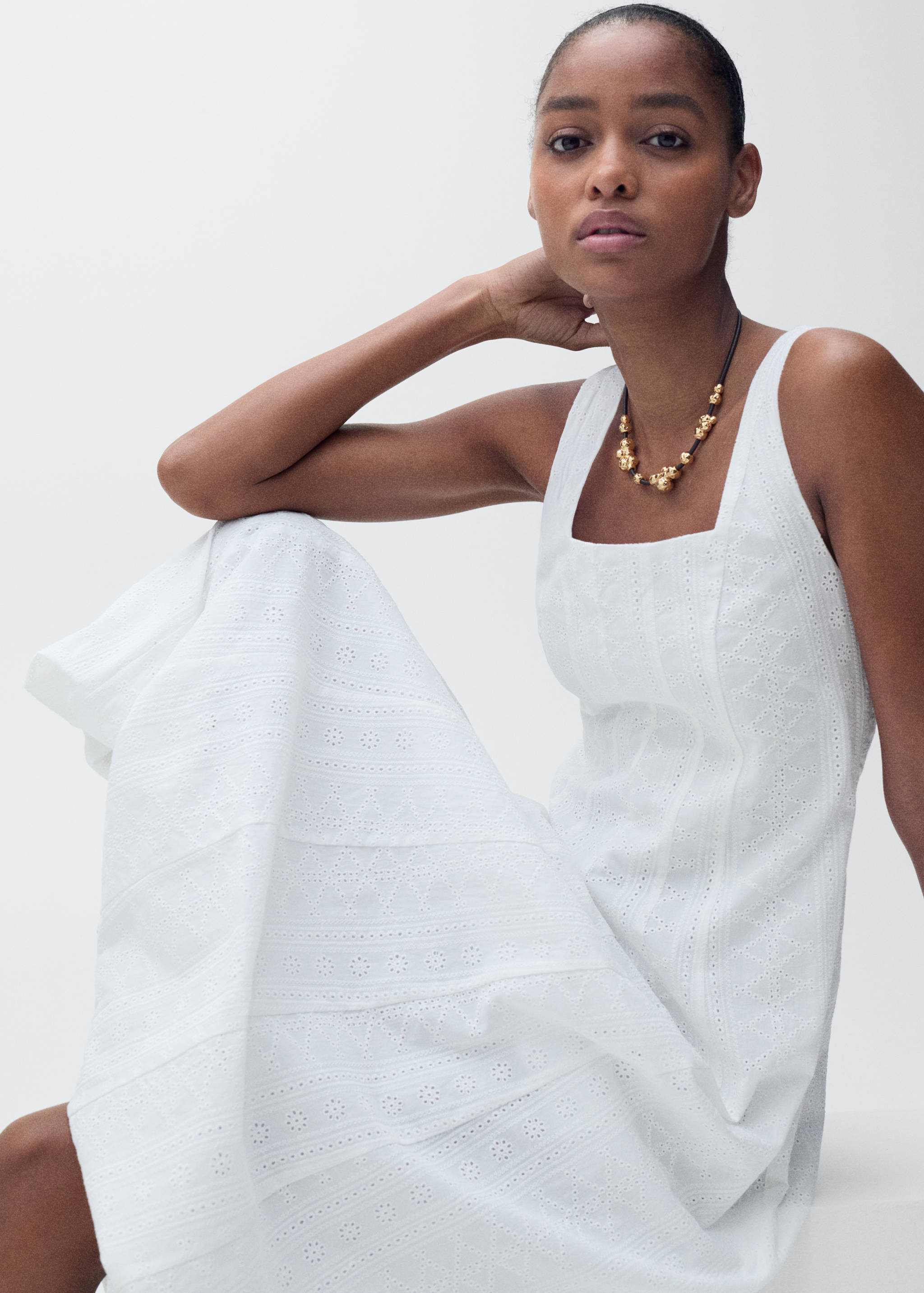 Embroidered dress with puffed hem - Medium plane