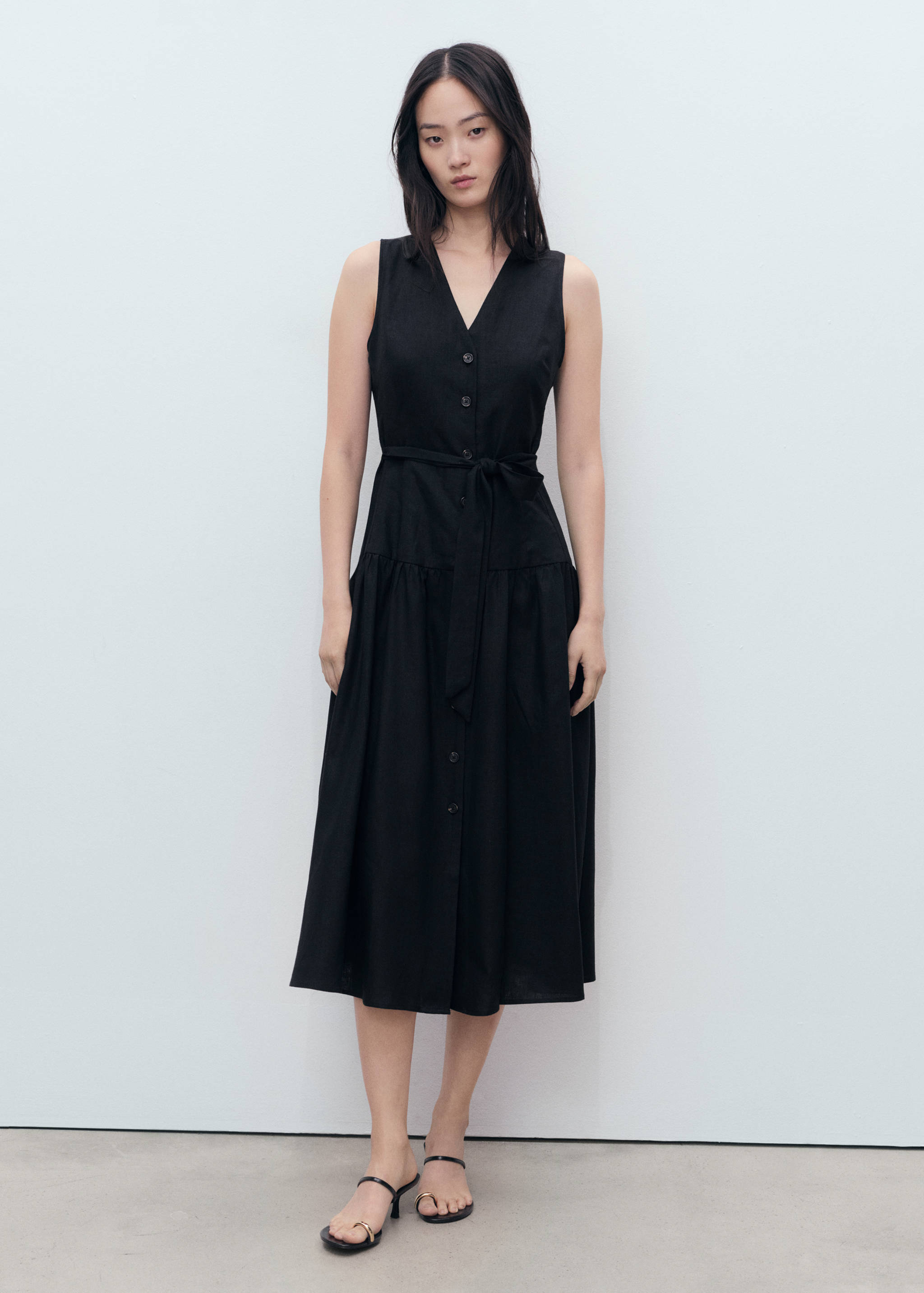 Lniana sukienka midi z paskiem - Plan ogólny