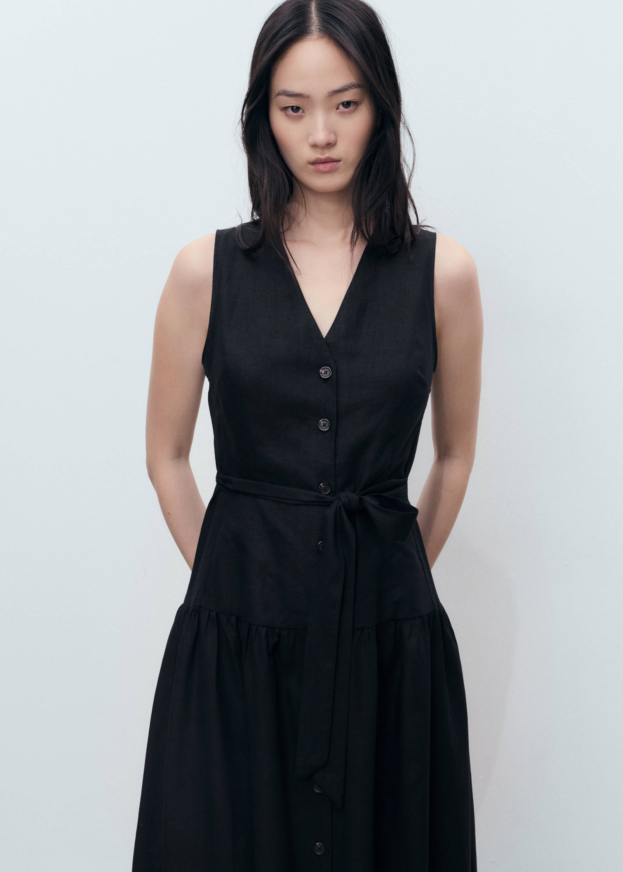 Lniana sukienka midi z paskiem - Plan średni