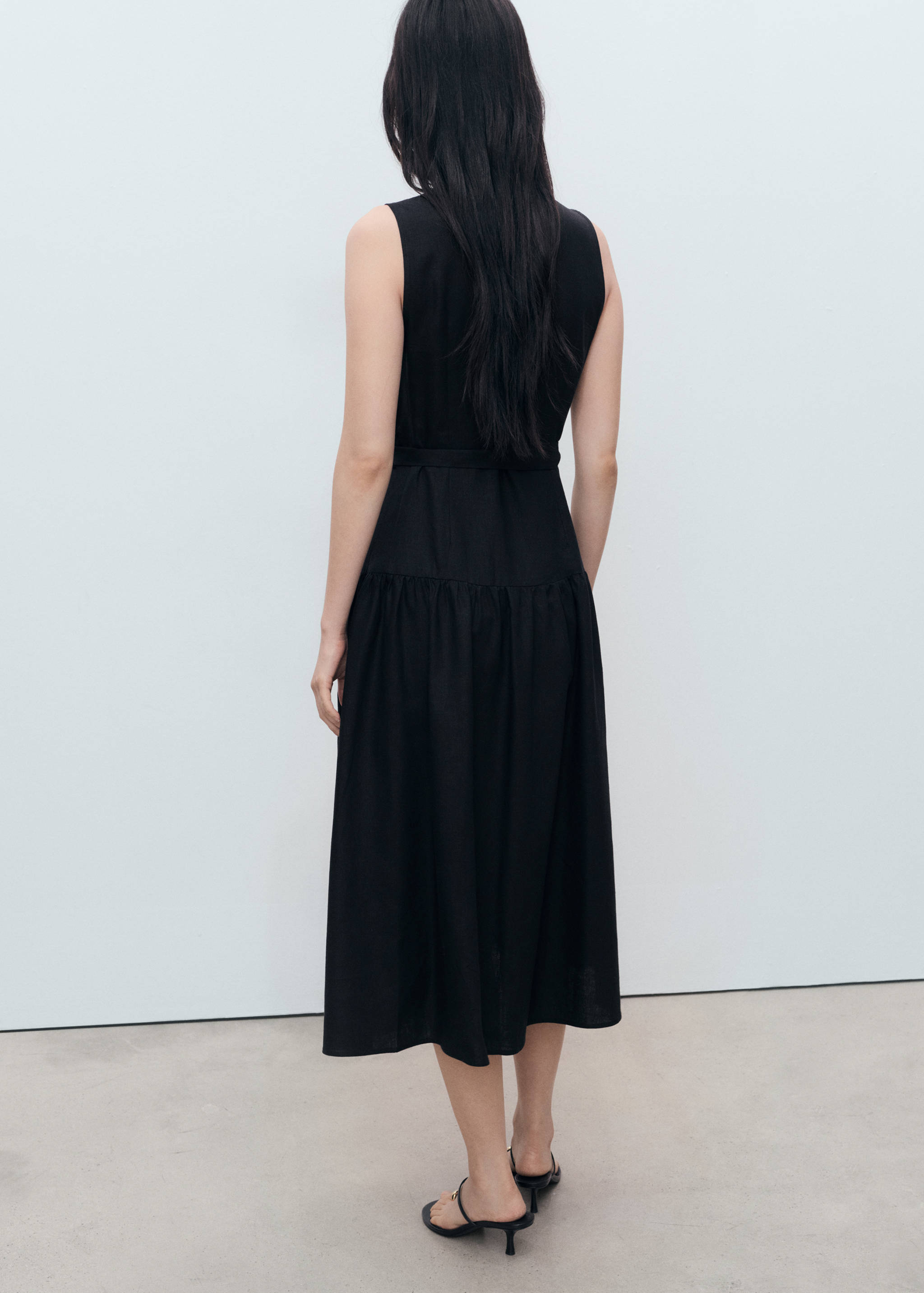 Lniana sukienka midi z paskiem - Tylna strona artykułu