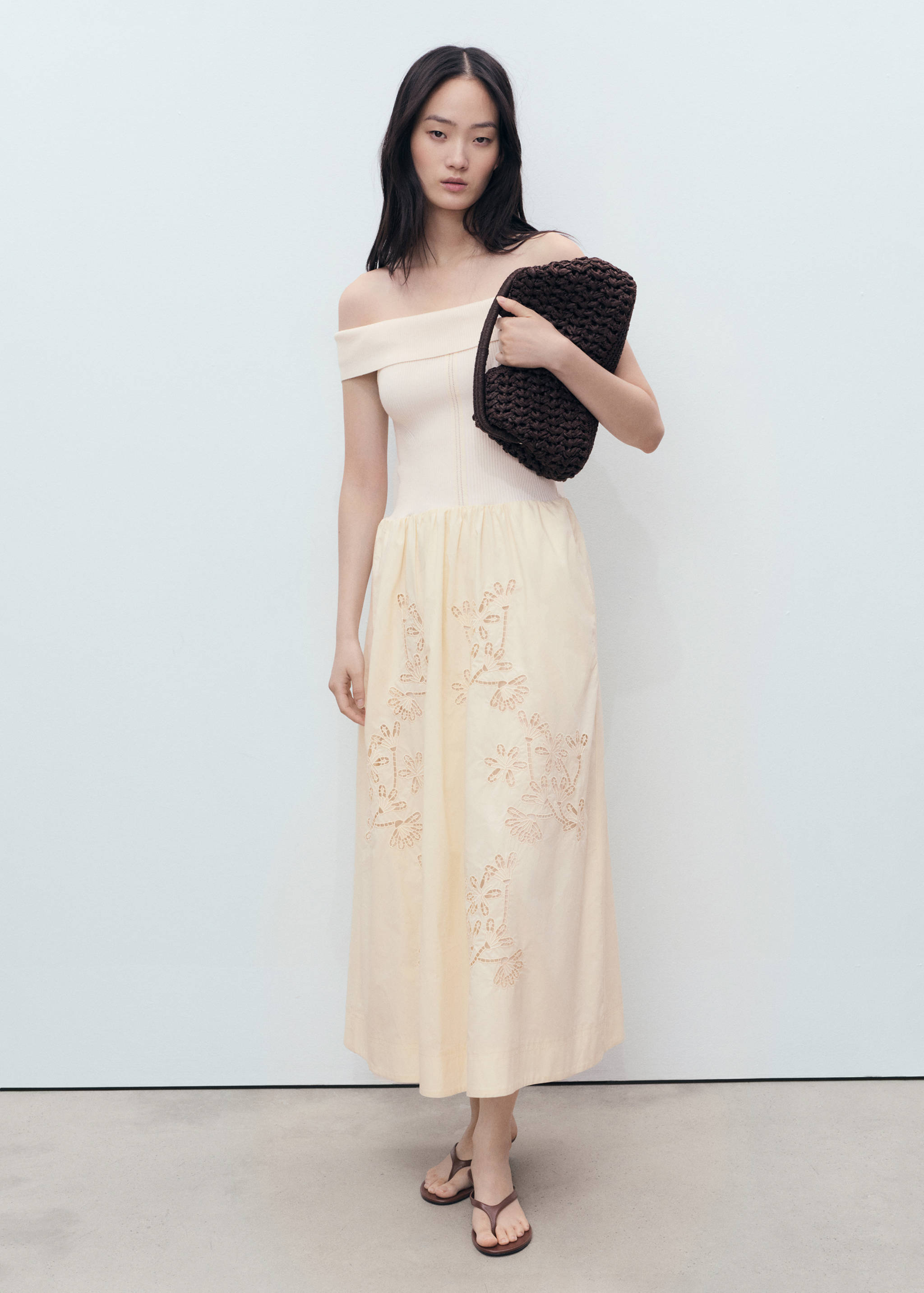 Vestido combinado com pormenores bordados - Plano geral