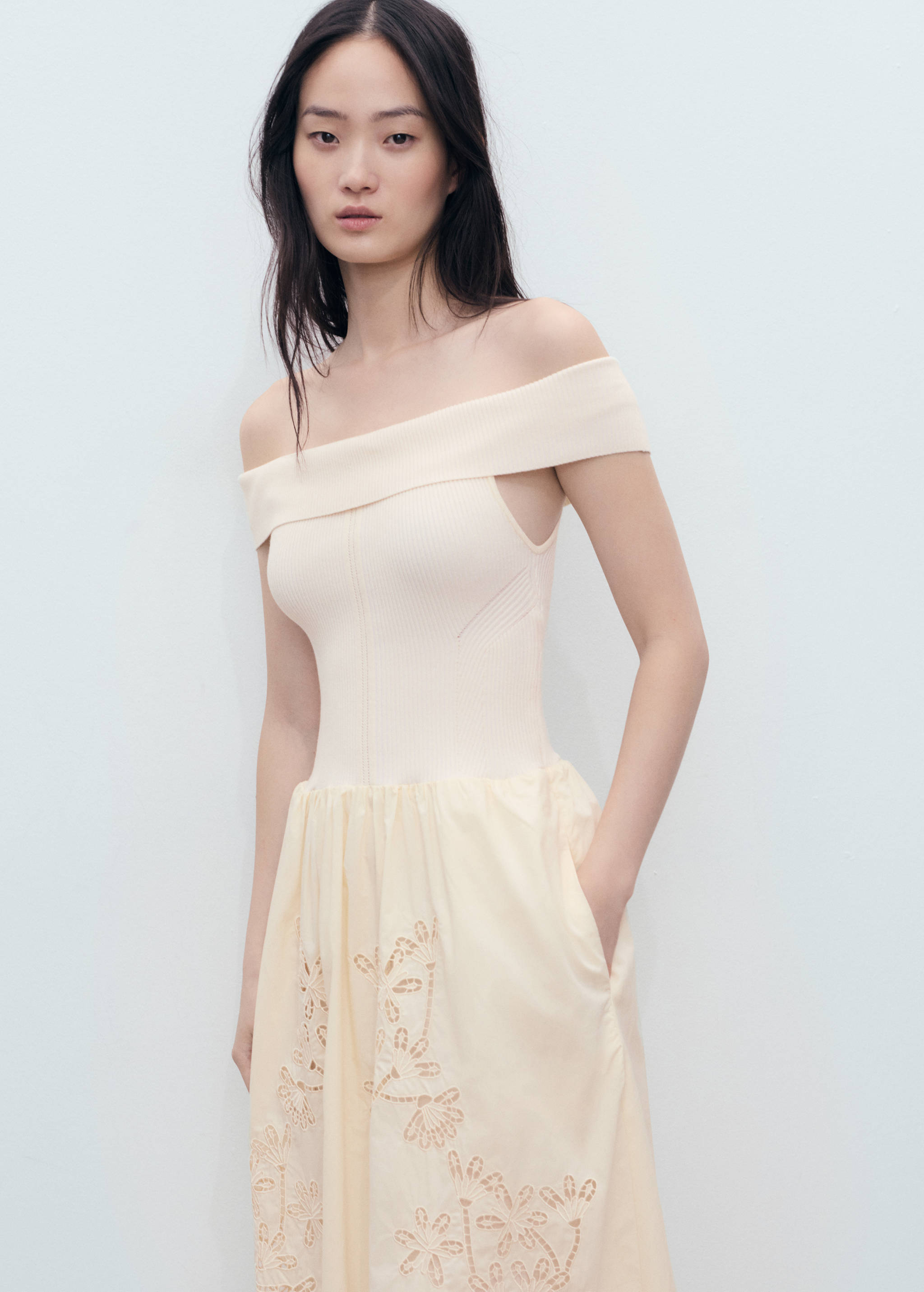 Vestido combinado com pormenores bordados - Plano médio