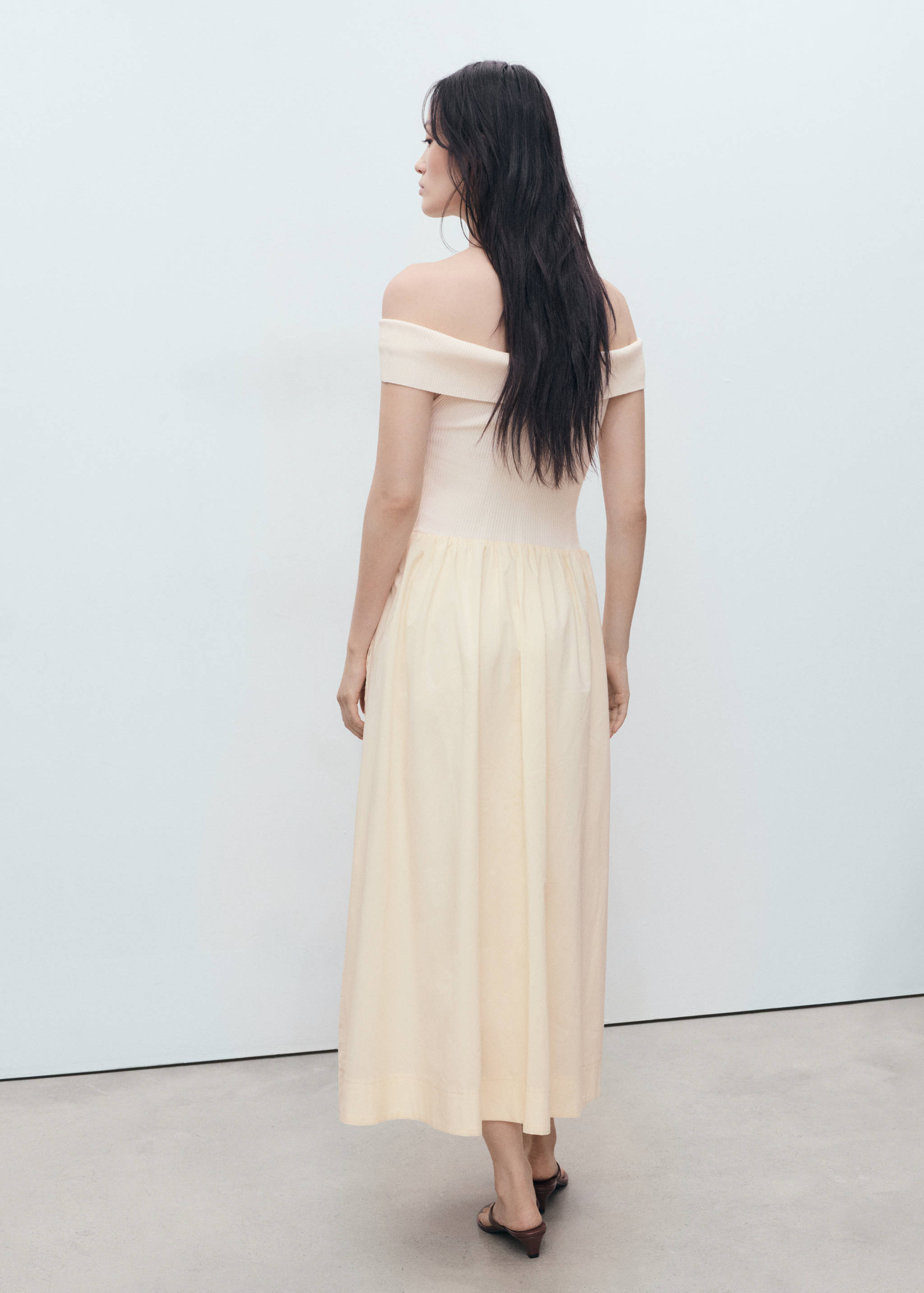 Vestido combinado com pormenores bordados - Verso do artigo