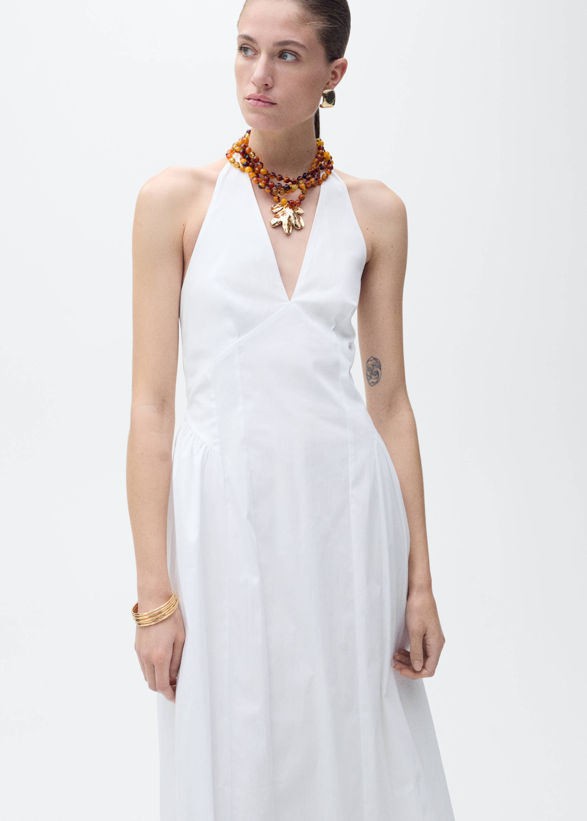 Midiklänning i bomull med halterneck - Bild av mittparti