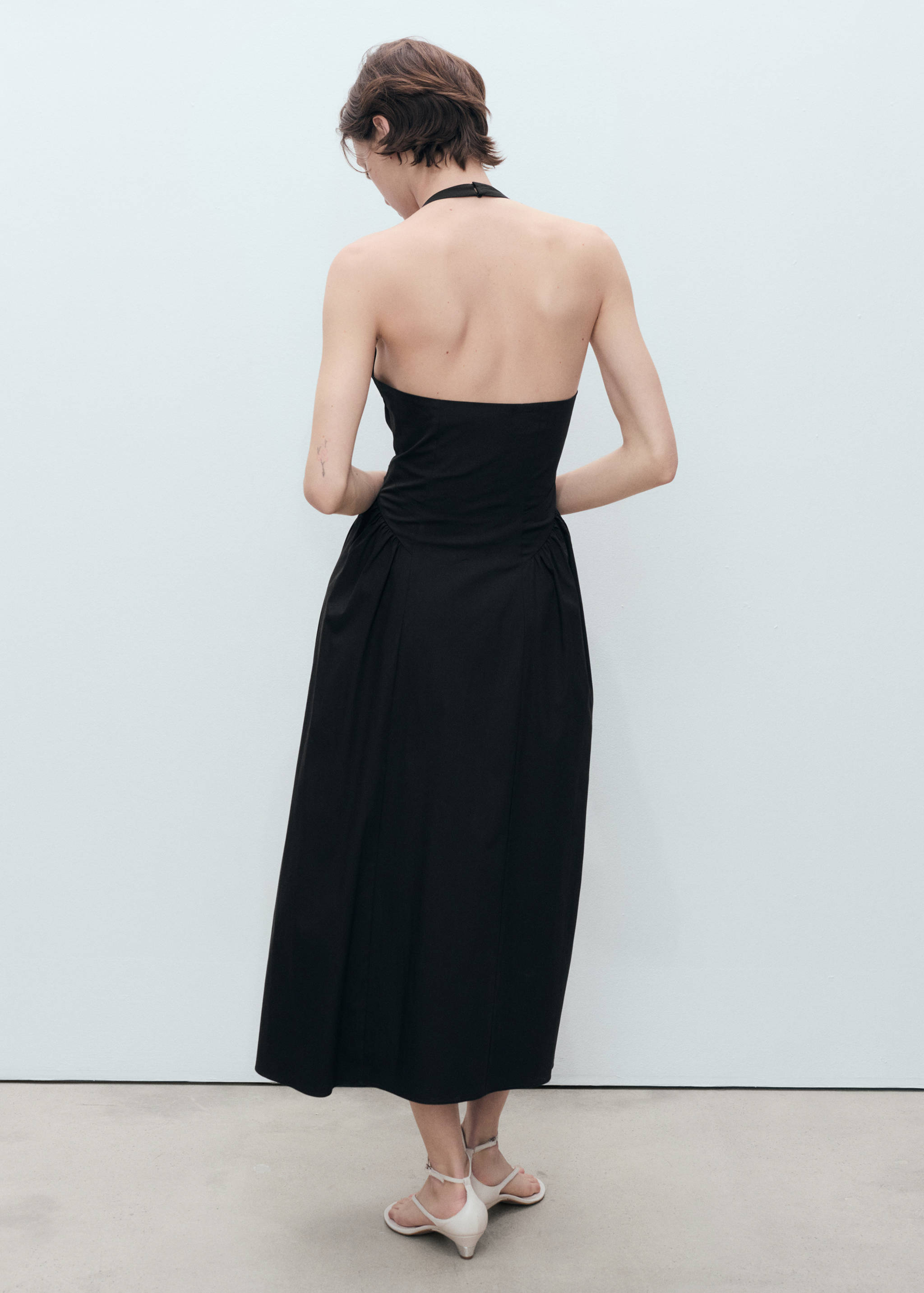 Vestido midi de algodão com gola halter - Verso do artigo