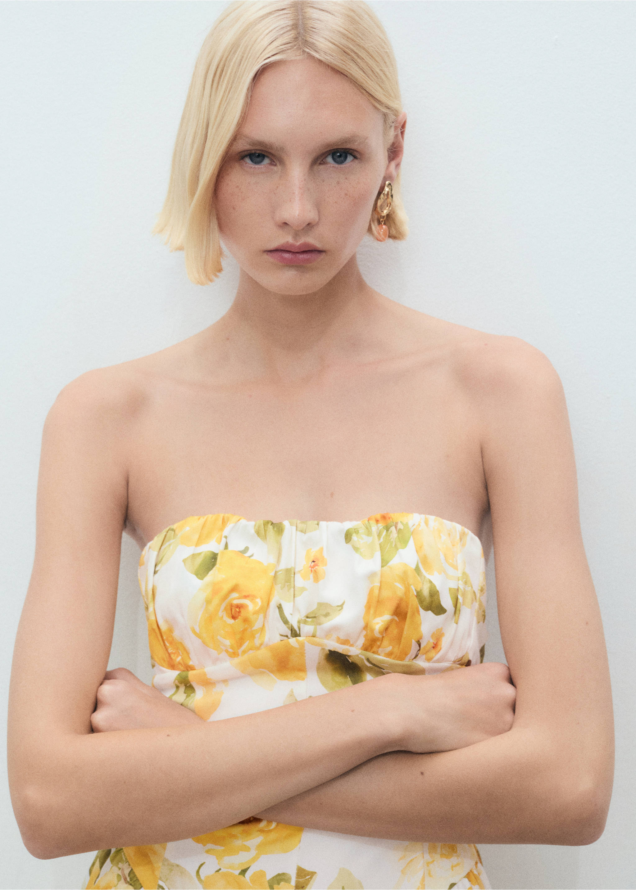 Robe midi à fleurs à décolleté froncé - Détail de l'article 1, Jaune. Ref: 87009083-00.