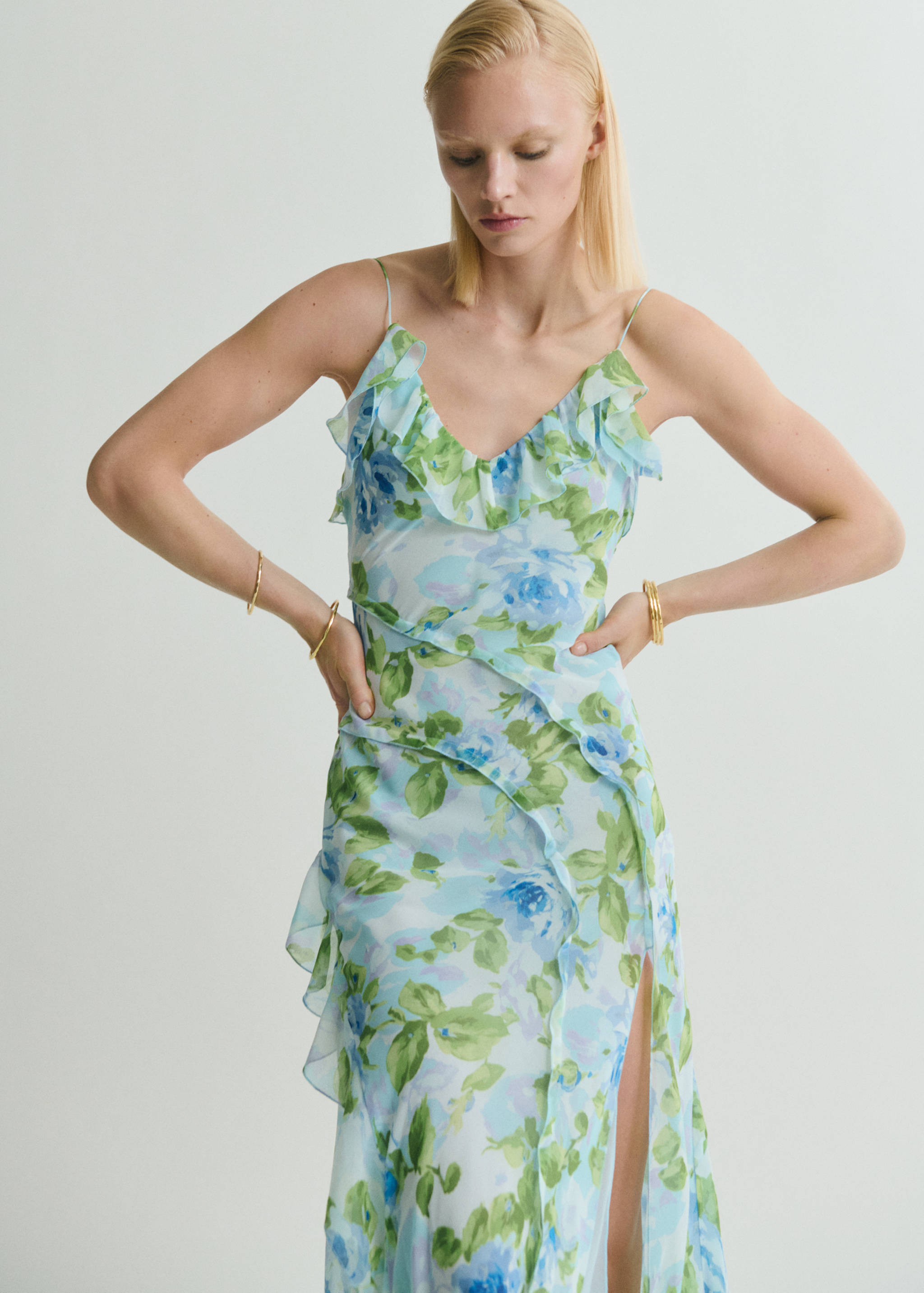 Robe à fleurs volantée - Plan moyen