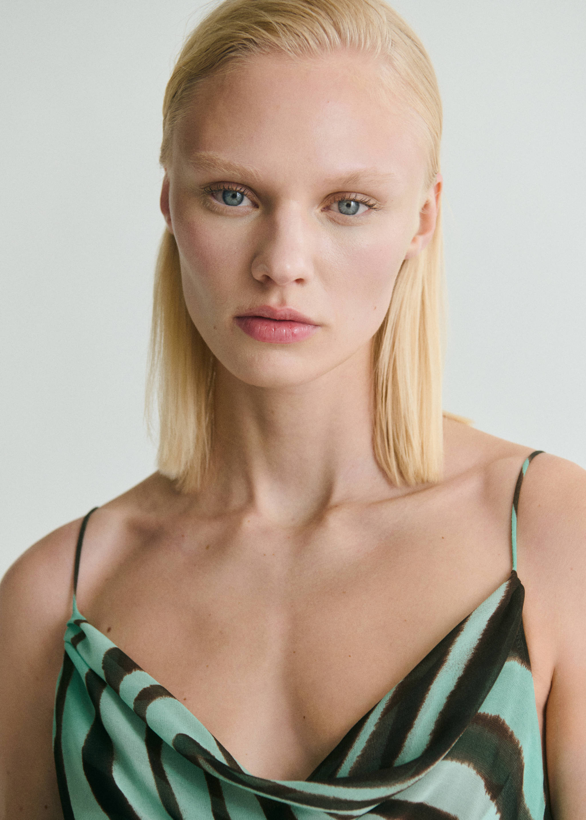 Φορέματα με βολάν και μοτίβο ζεβρέ - Λεπτομέρεια του προϊόντος 1