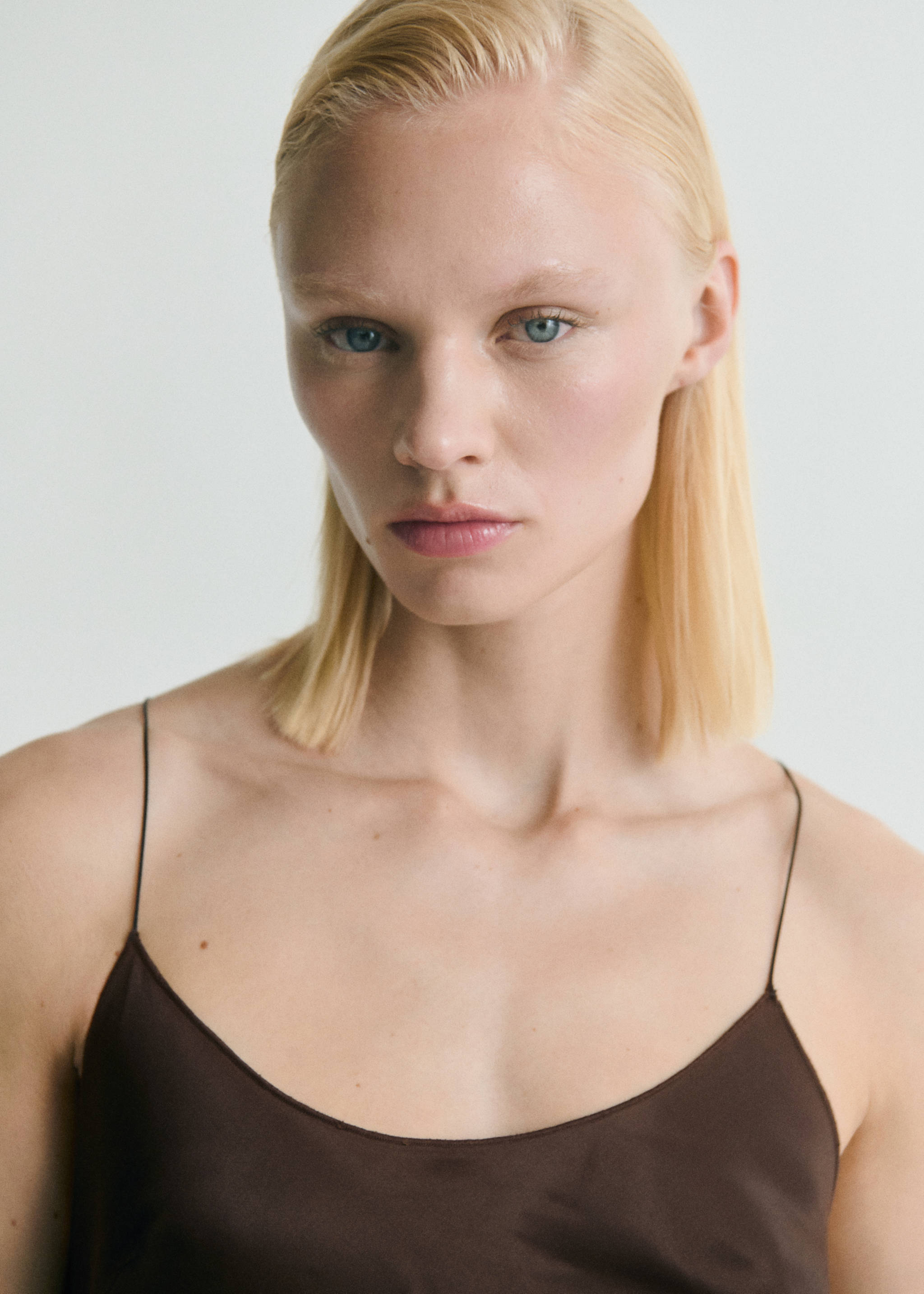 Vestido acetinado assimétrico com franjas - Pormenor do artigo 1