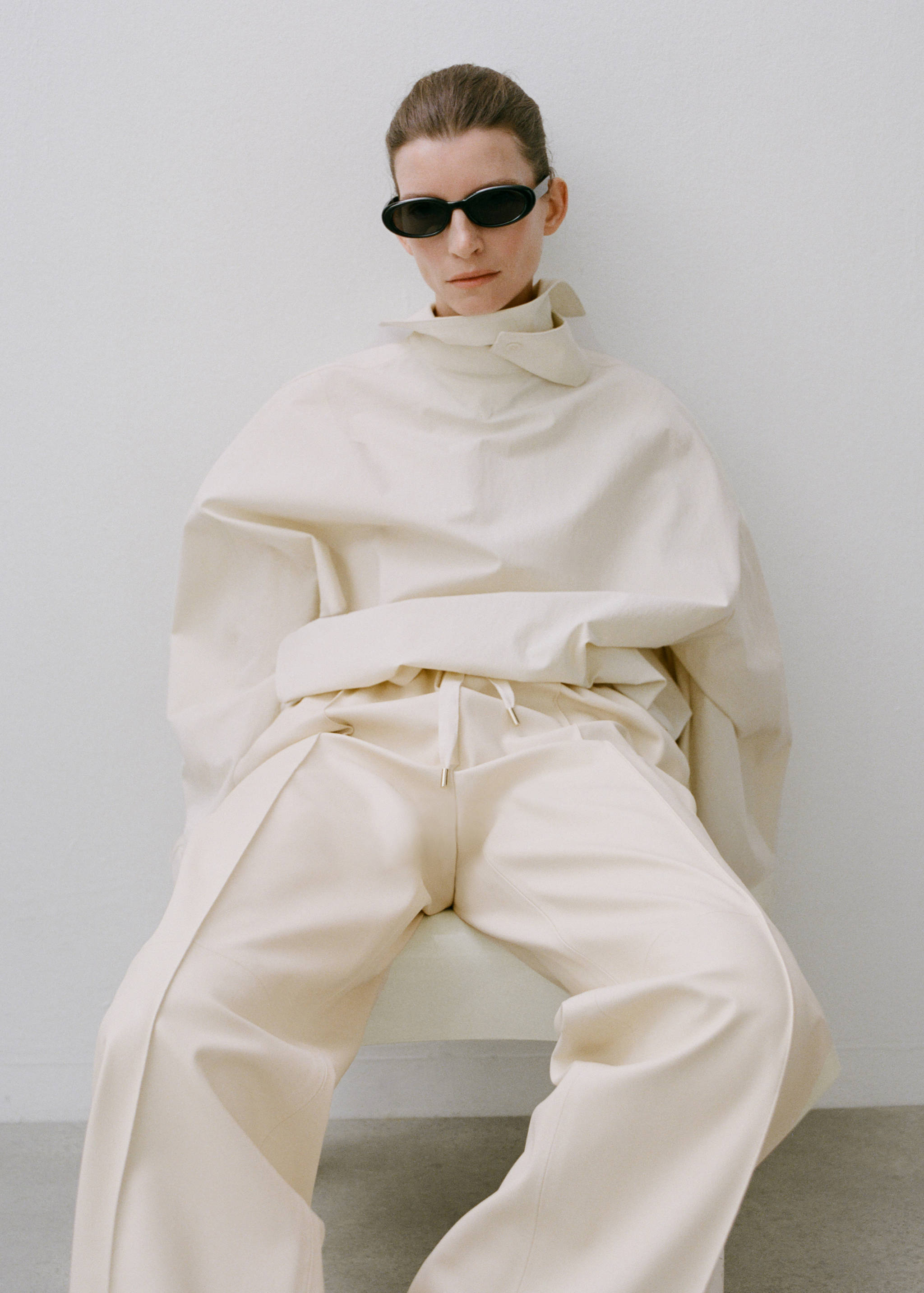 Солнцезащитные очки в овальной оправе - Общий план