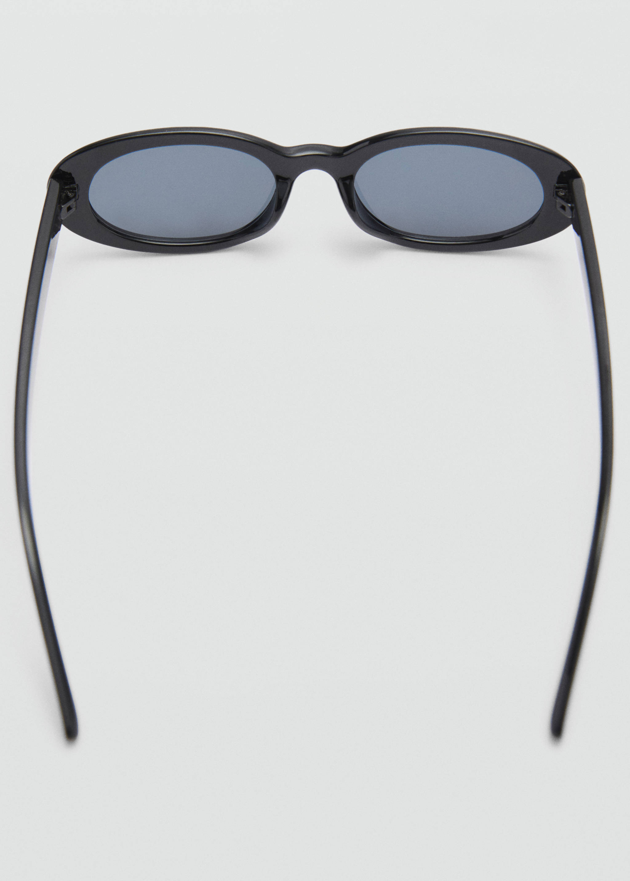 Солнцезащитные очки в овальной оправе - Деталь изделия 1