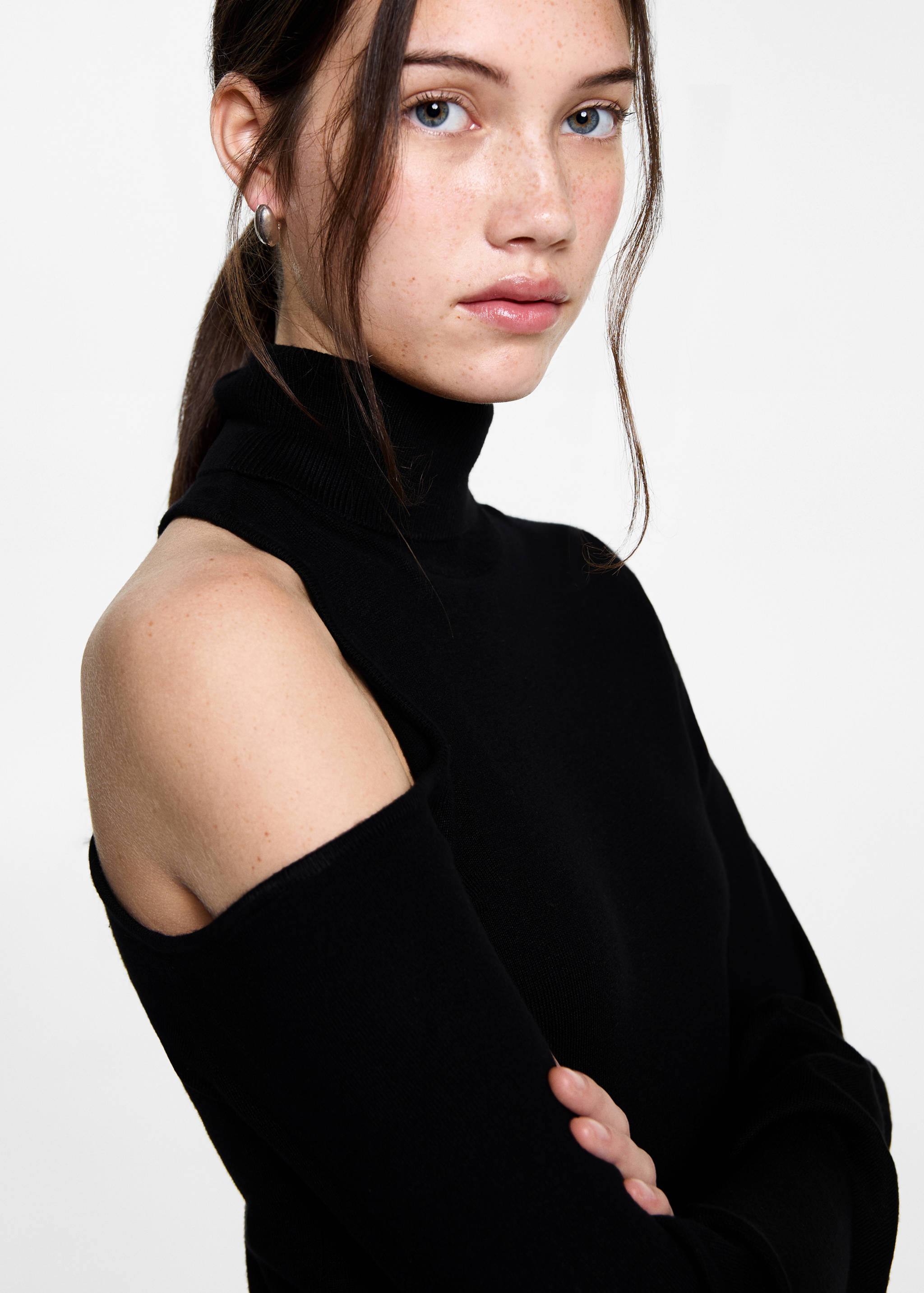 Asymmetrical sweater with shoulder opening - Details of the article 1