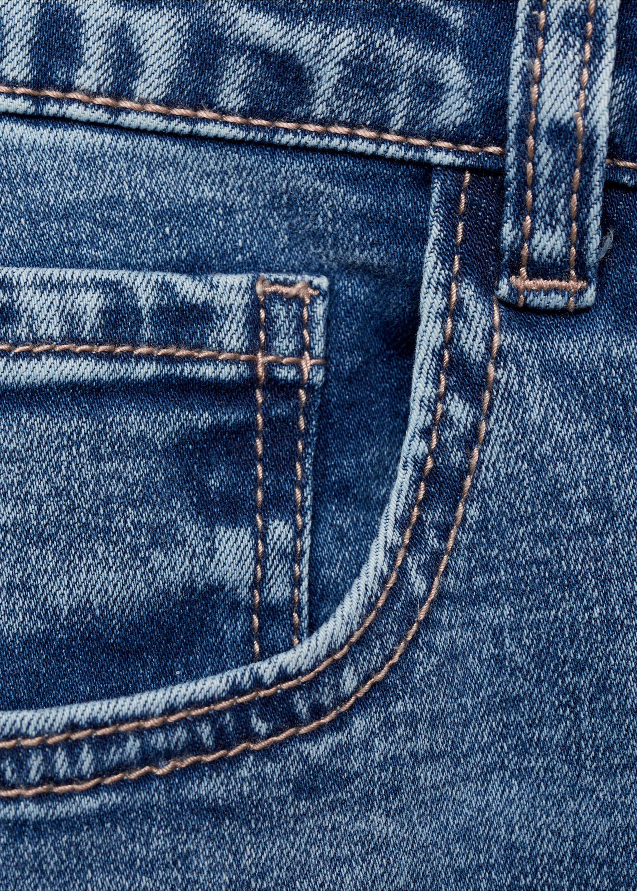 Jeans detalles bordados - Detalle del artículo 8, Azul medio. Ref: 87010272-00.