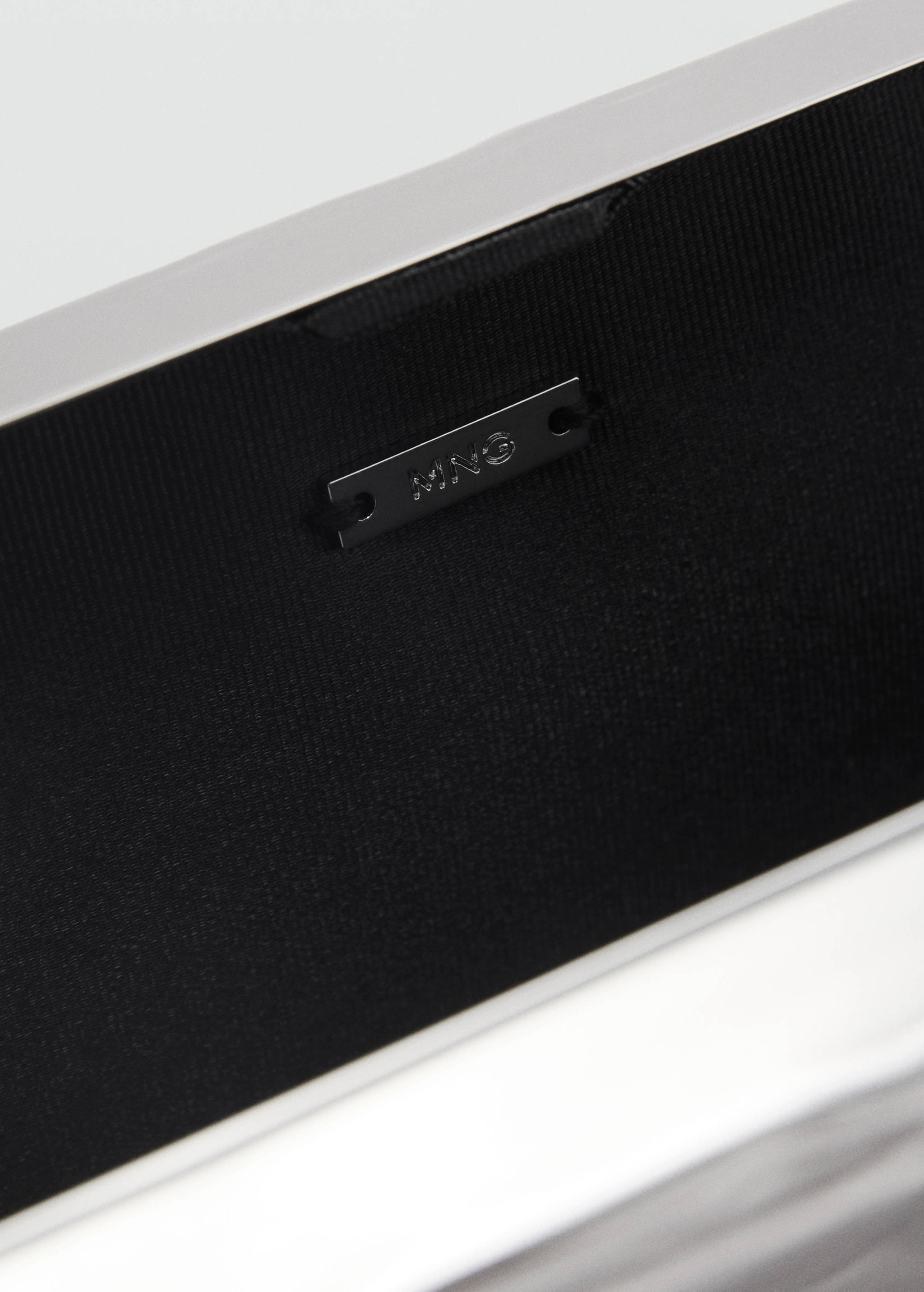 Textured clutch bag - Details of the article 2