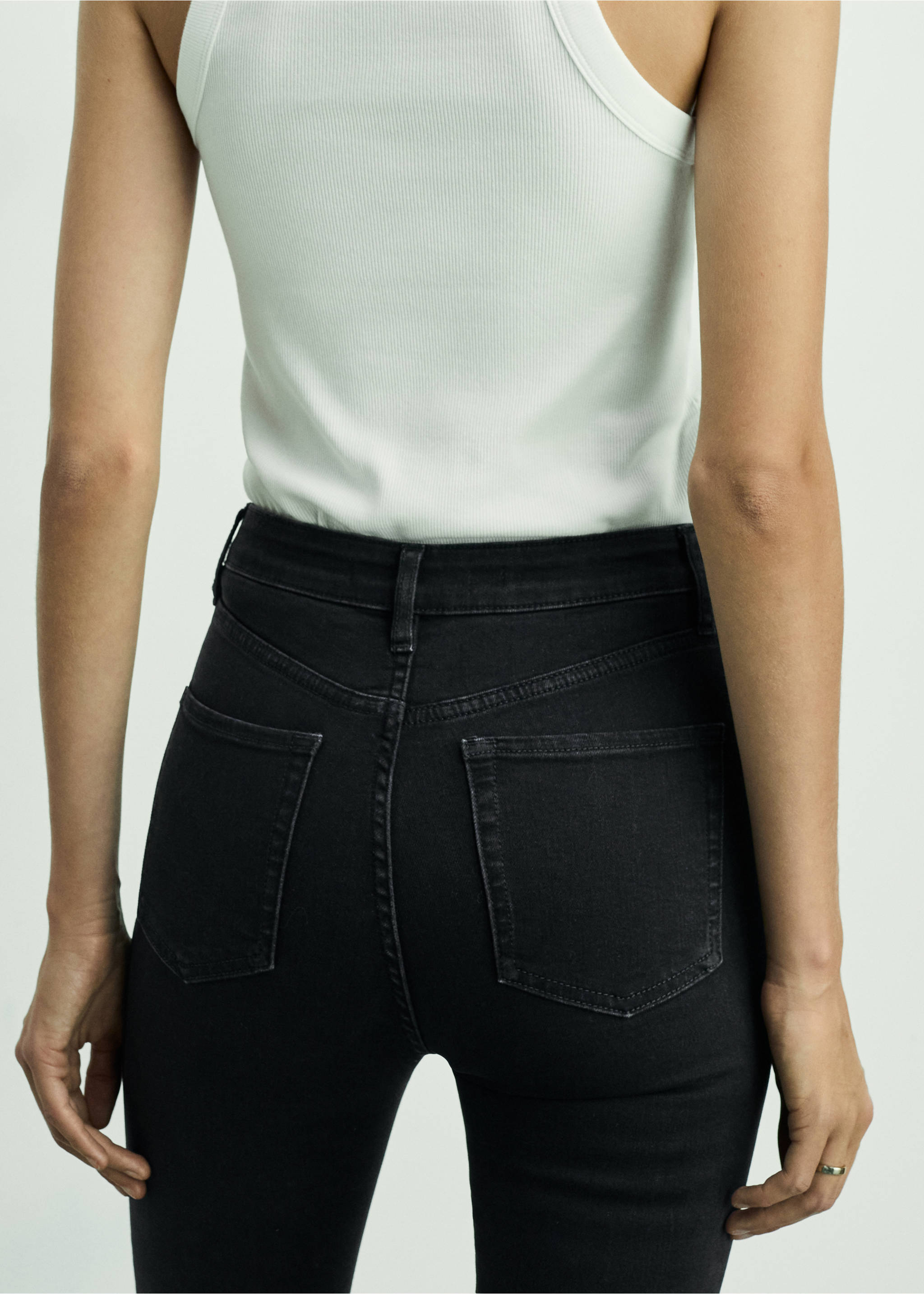 High-rise skinny jeans - Details of the article 6, Black denim. Ref: 87010285-00.