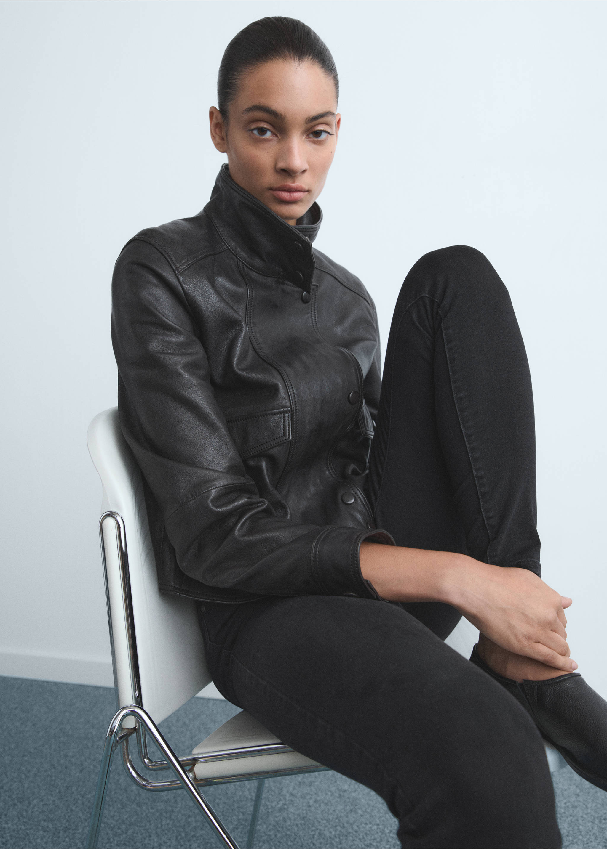 High-rise skinny jeans - Details of the article 2, Black denim. Ref: 87010285-00.