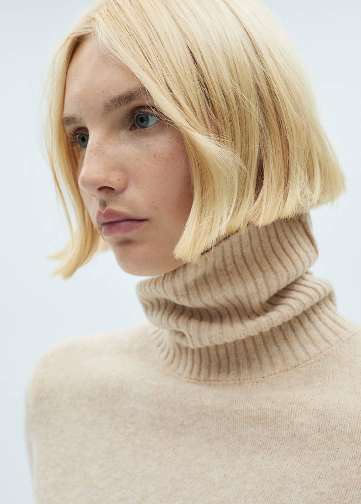 Turtle neck sweater — Ecru