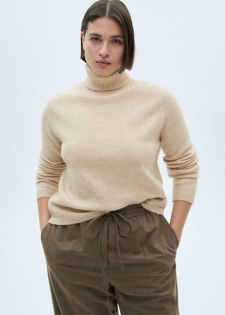 Turtle neck sweater — Ecru