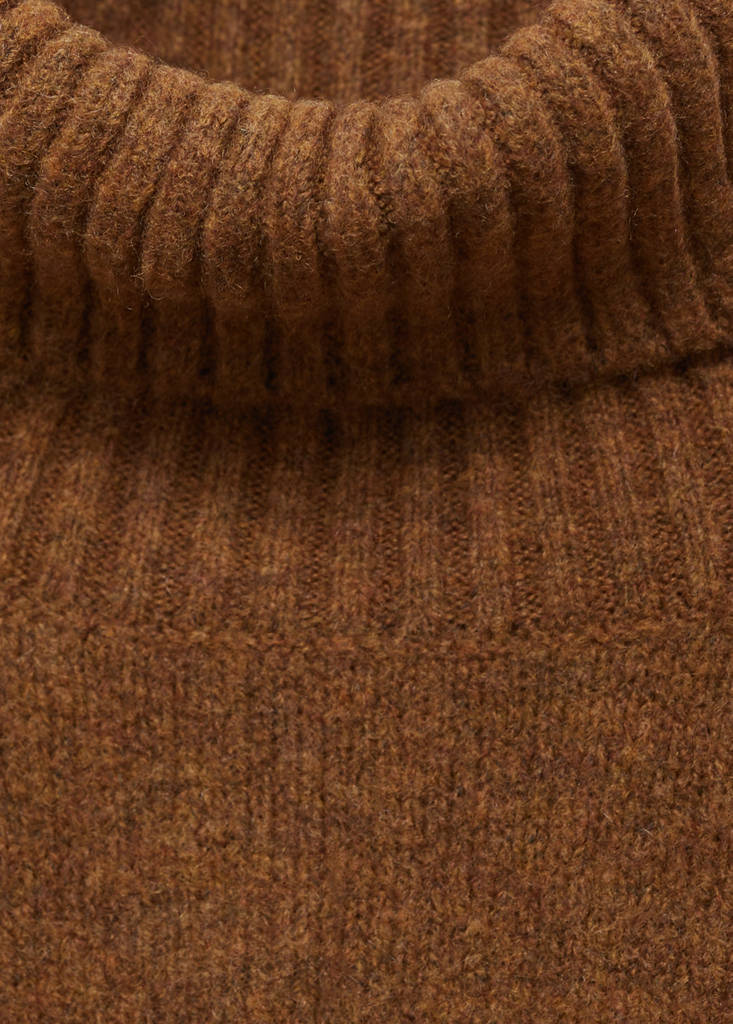 Turtle neck sweater — Chocolate