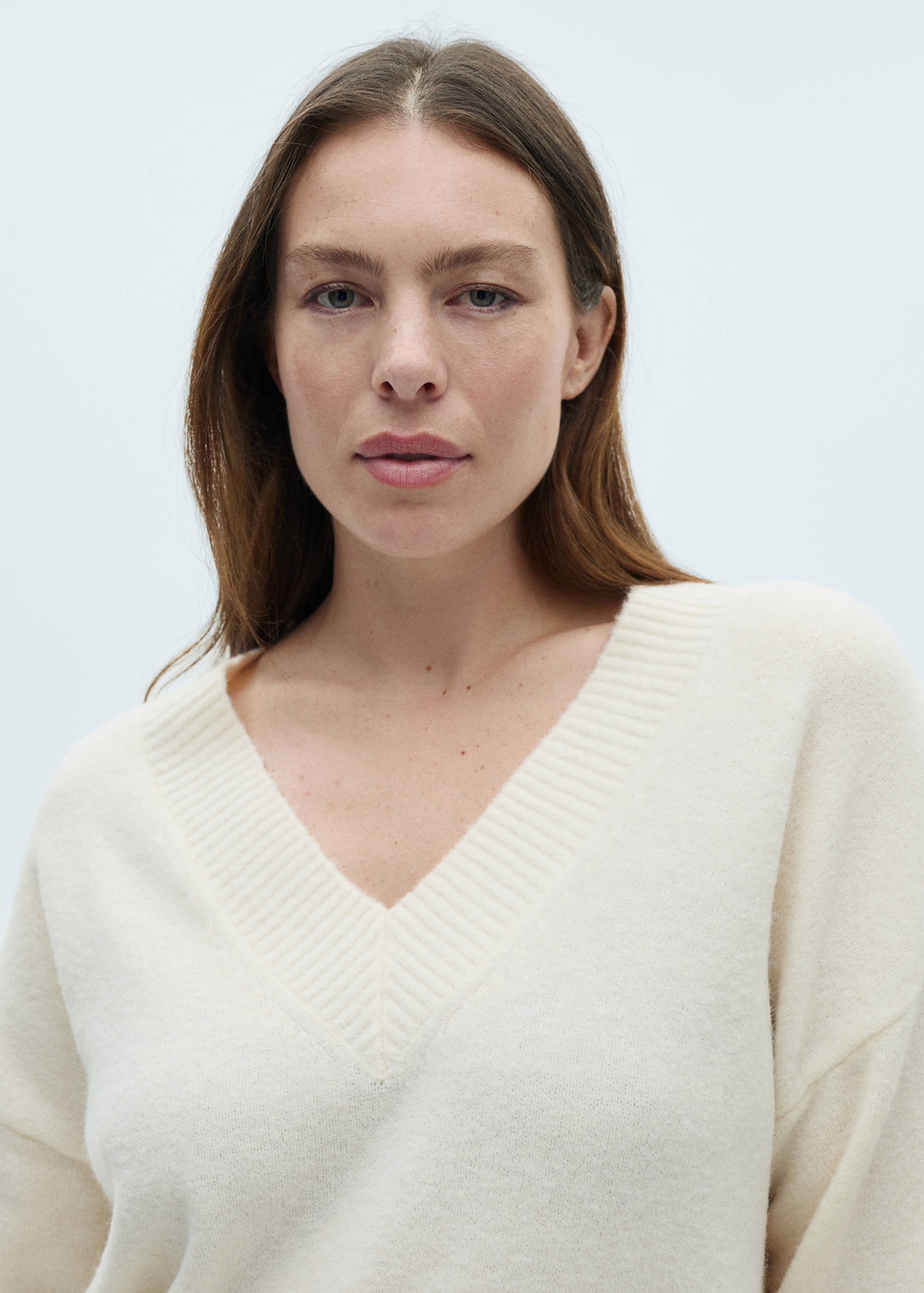 Oversized V-neck sweater - Details of the article 4