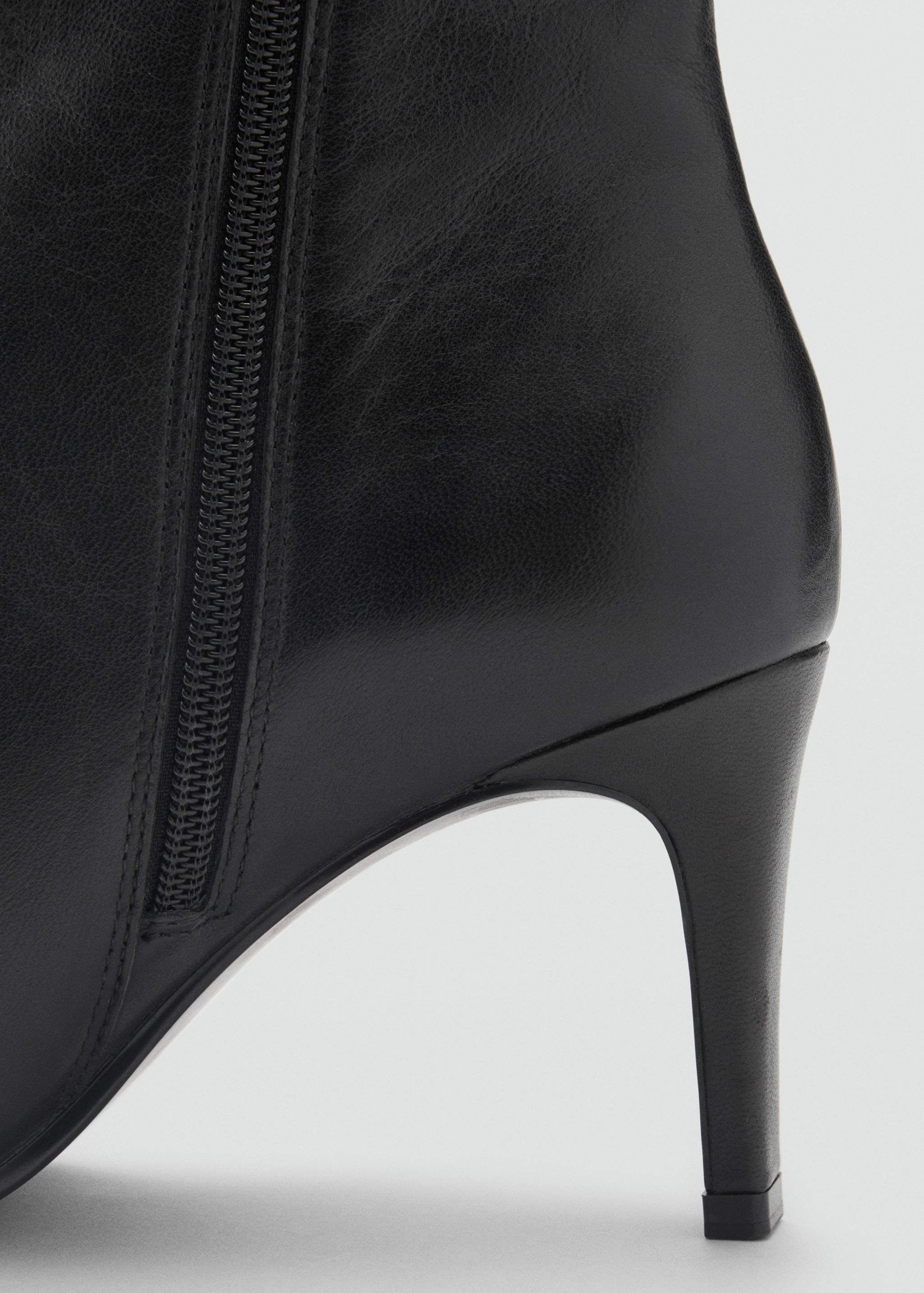 Leather pointed ankle boots - Details of the article 3