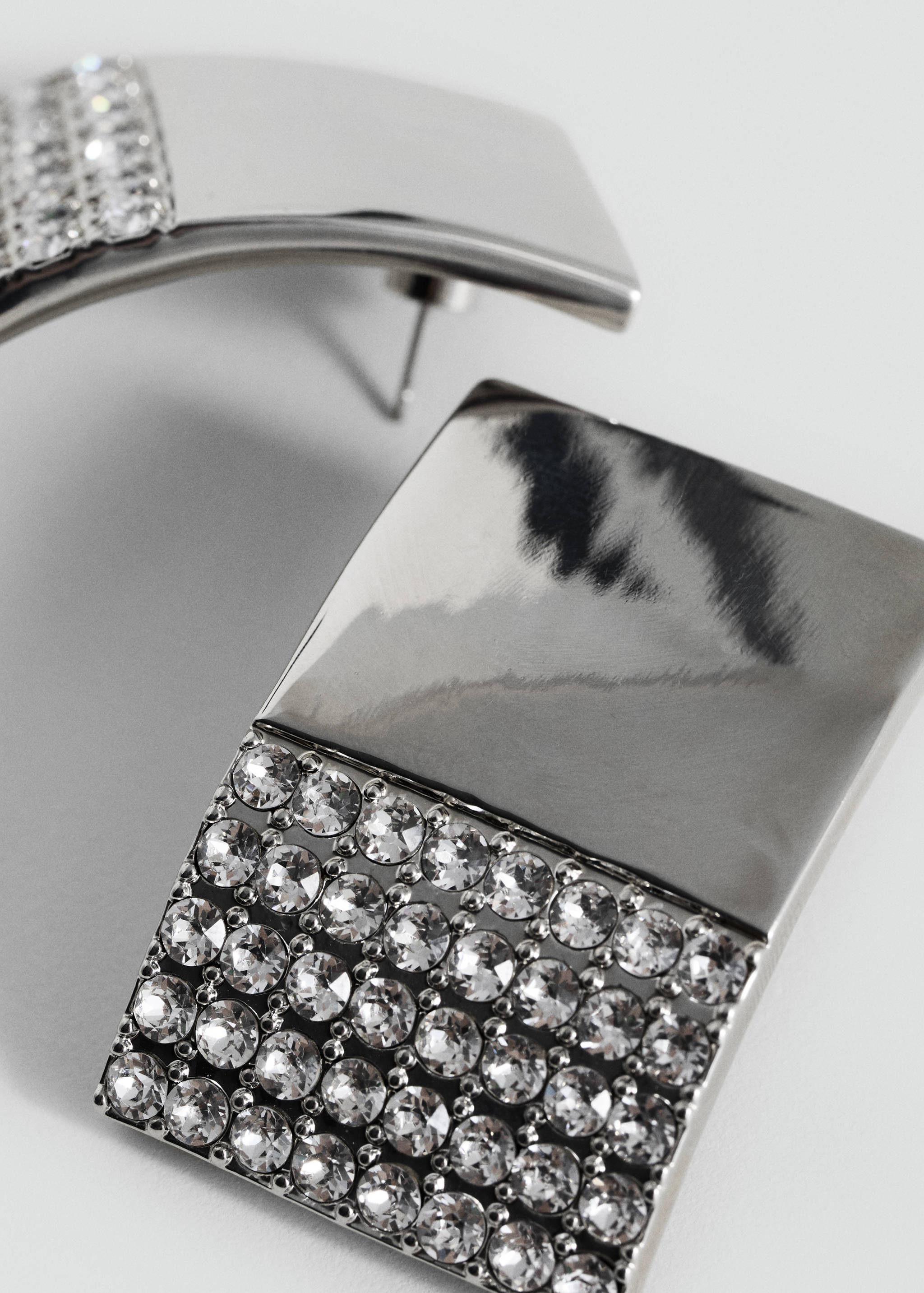 Серьги со стразами и кристаллами - Средний план