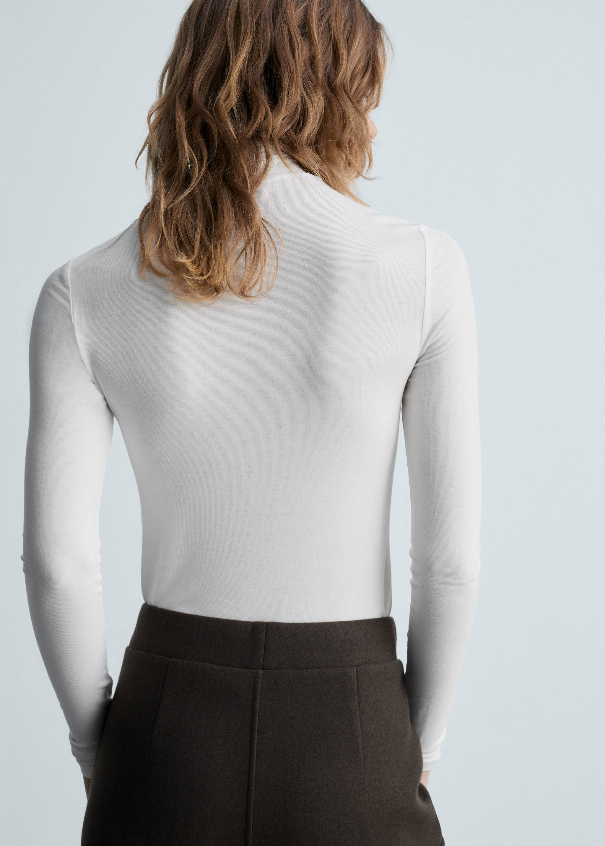 Fitted turtleneck t-shirt - Reverse of the article