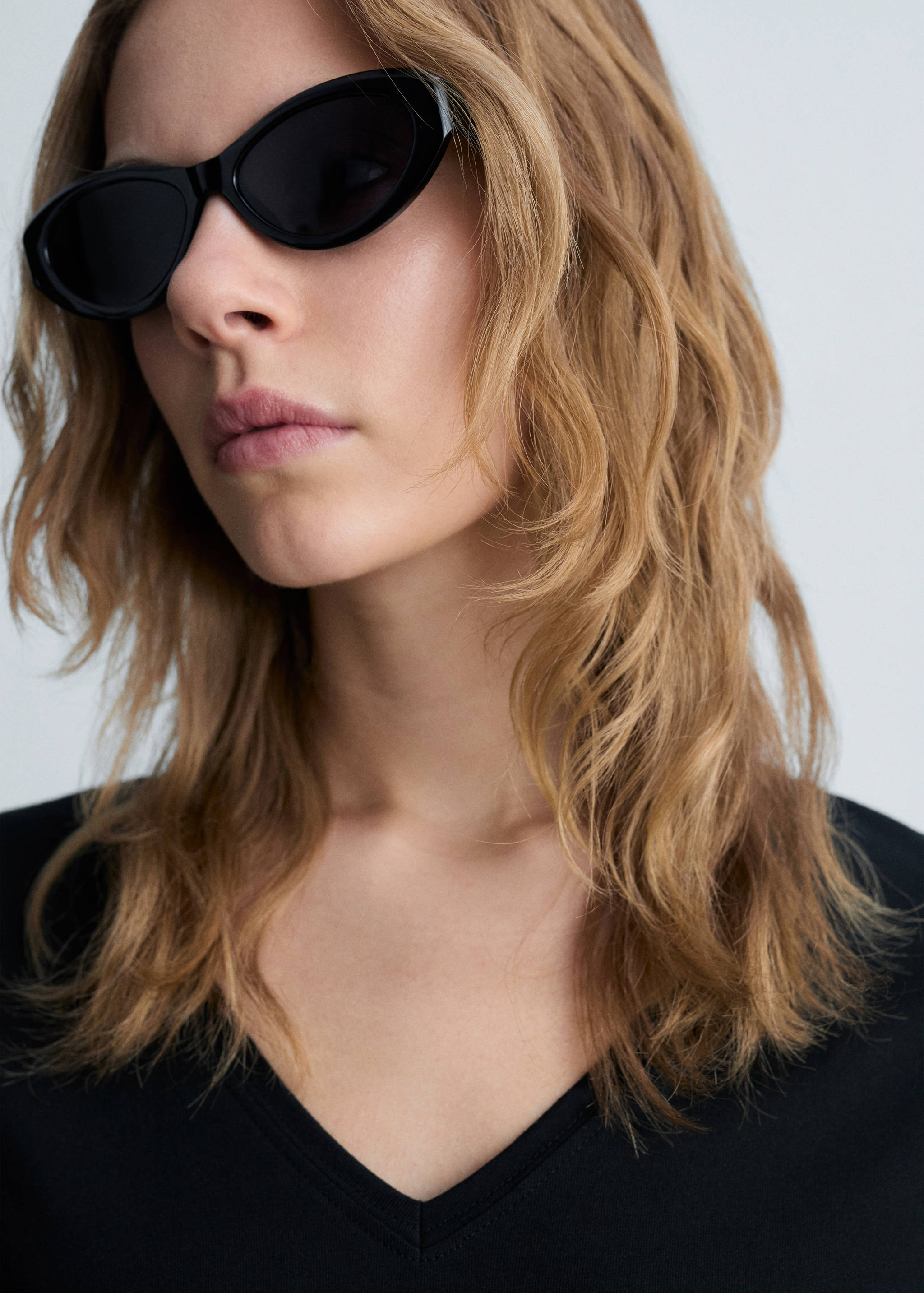 V-neck cotton T-shirt - Details of the article 1